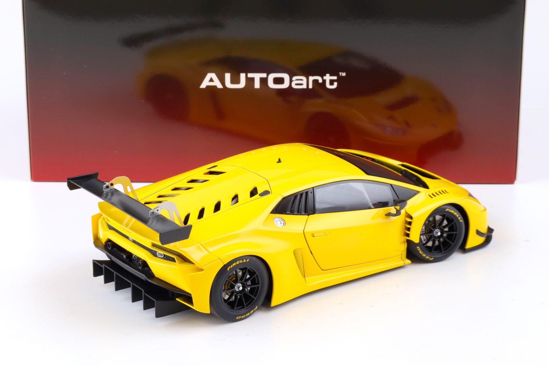1:18 AUTOart Lamborghini Huracan GT3 Plain Body 2015 Giallo Inti/ pearl yellow