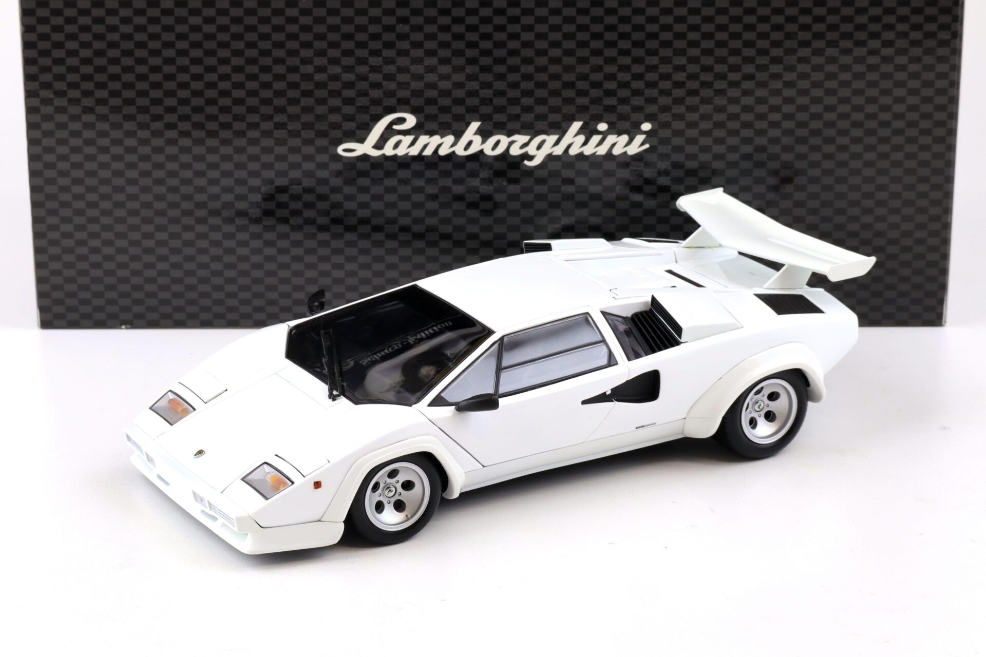 1:18 Kyosho Lamborghini Countach LP5000 QV Quattrovalvole white 08327W