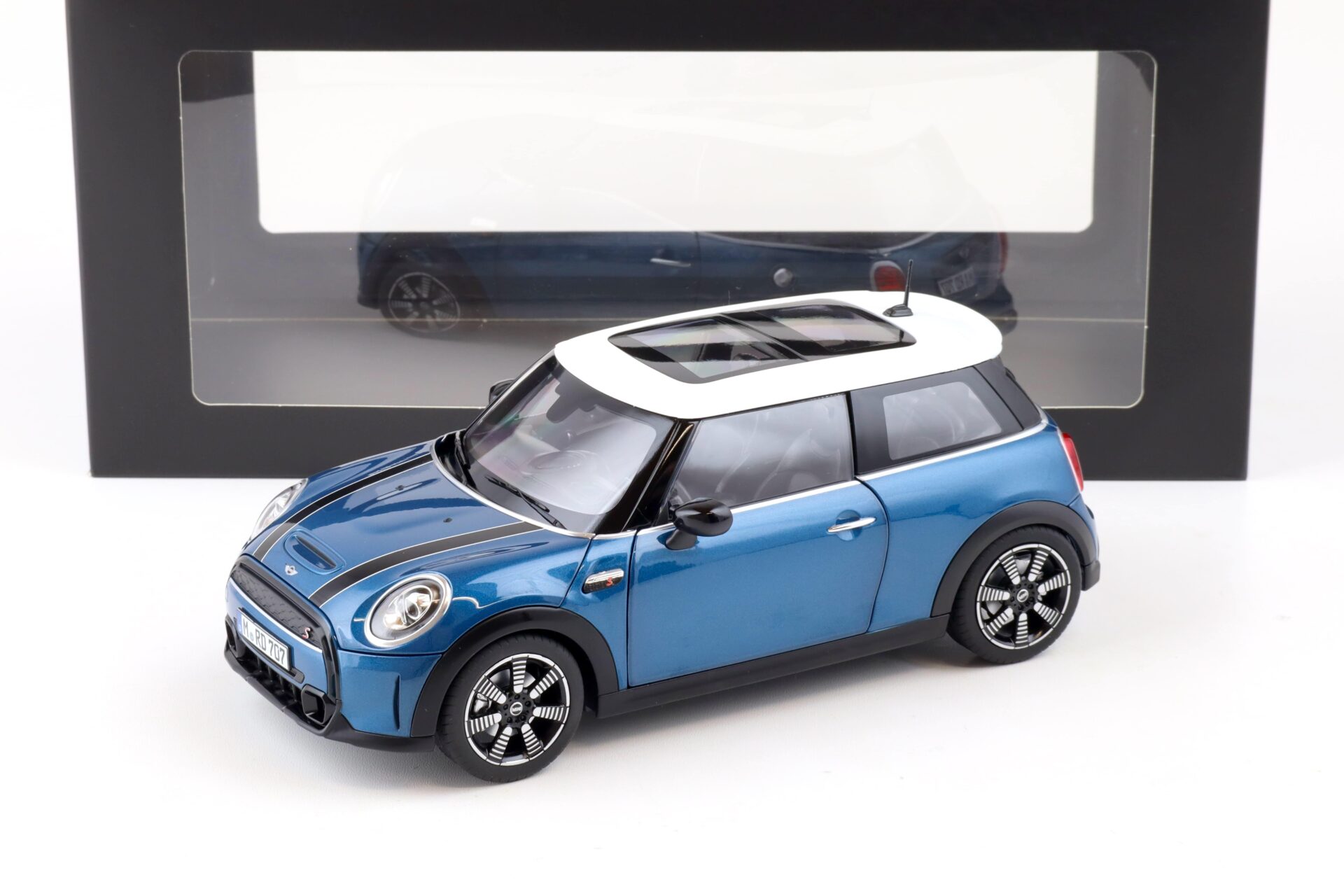 1:18 Norev Mini Cooper S 2021 Island blue/ white roof DEALER VERSION