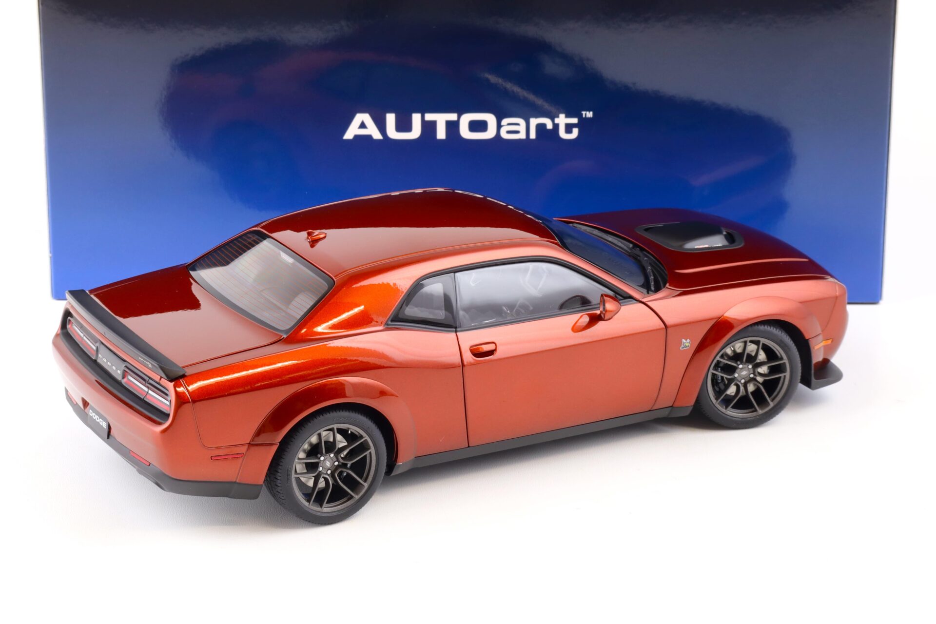 1:18 AUTOart Dodge Challenger R/T Scat Pack Widebody 2022 Sinamon Stick 71773
