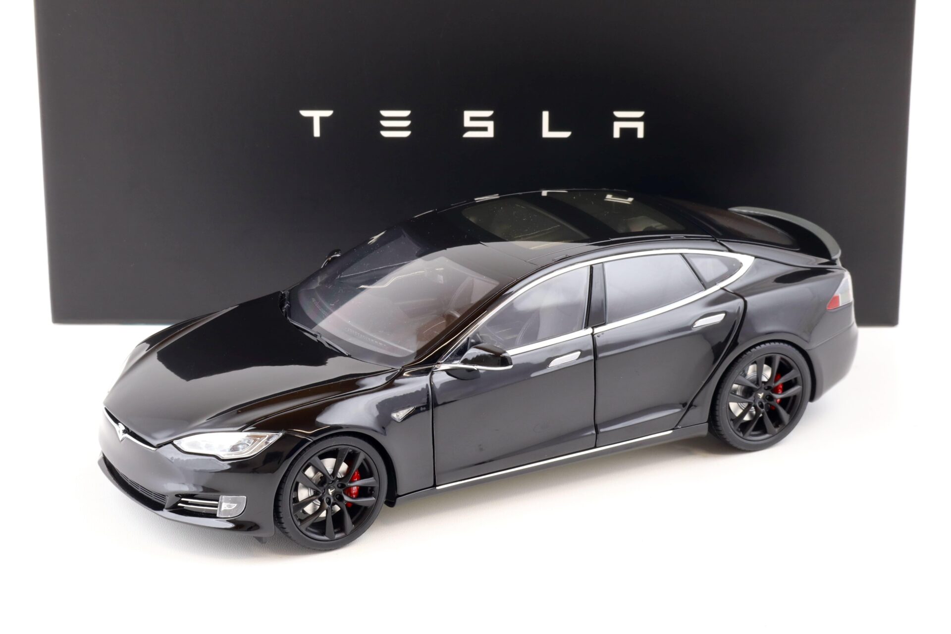 ID 86938 orig 1.jpg 1:18 Original Tesla Model S P100D black Diecast DEALER VERSION