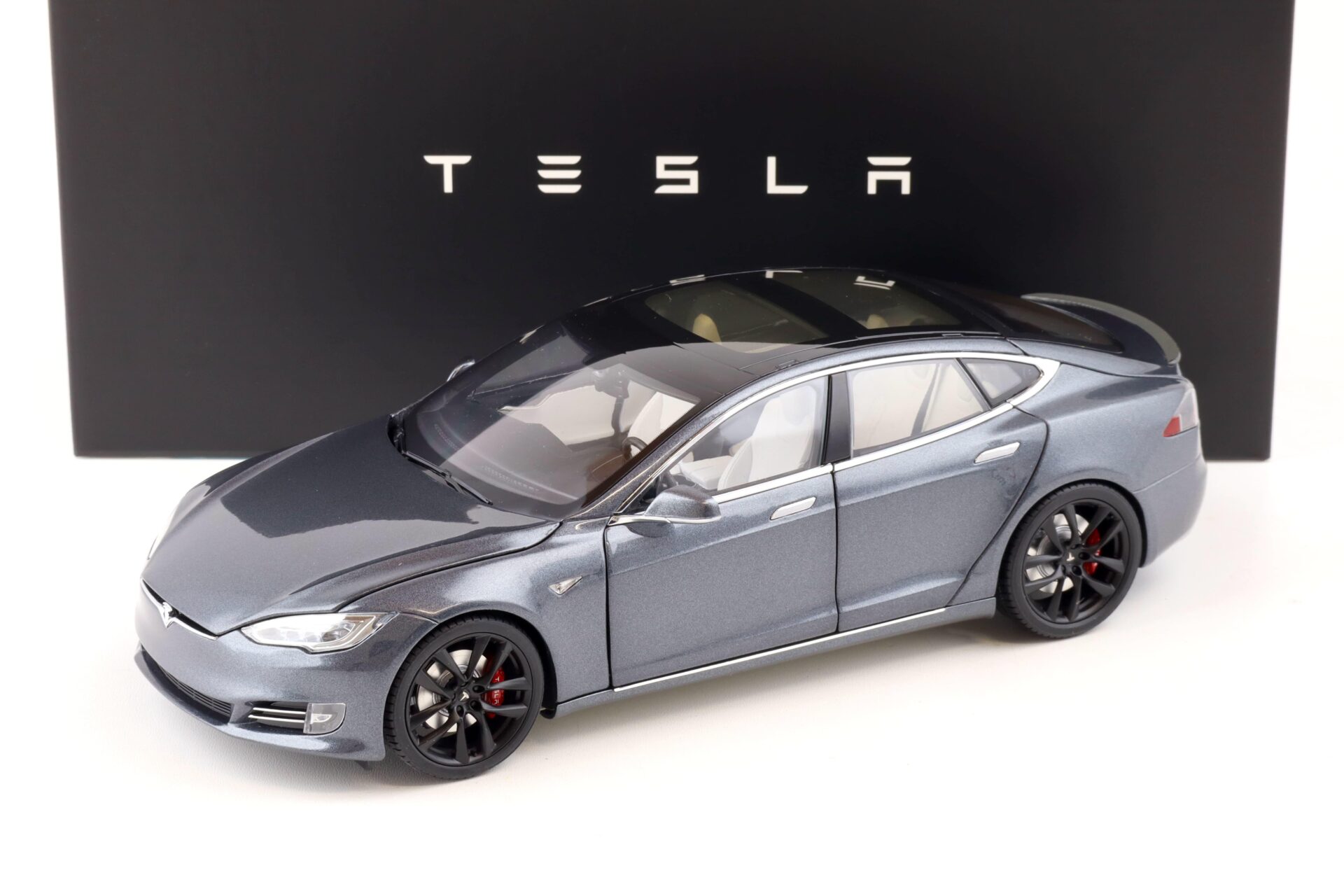 ID 86958 orig.jpg 1:18 Original Tesla Model S P100D Midnight silver metallic Diecast DEALER VERSION