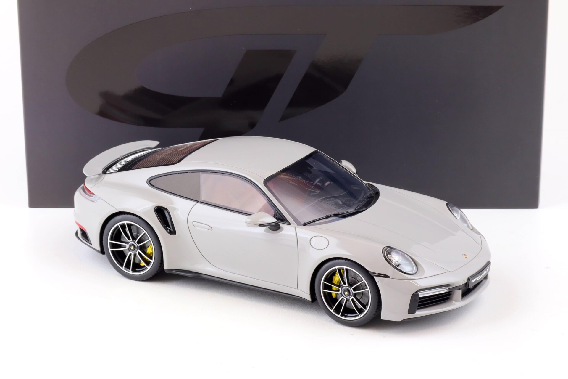1:18 GT Spirit GT431 Porsche 911 (992) Turbo S Coupe Chalk grey/ red interior 2020