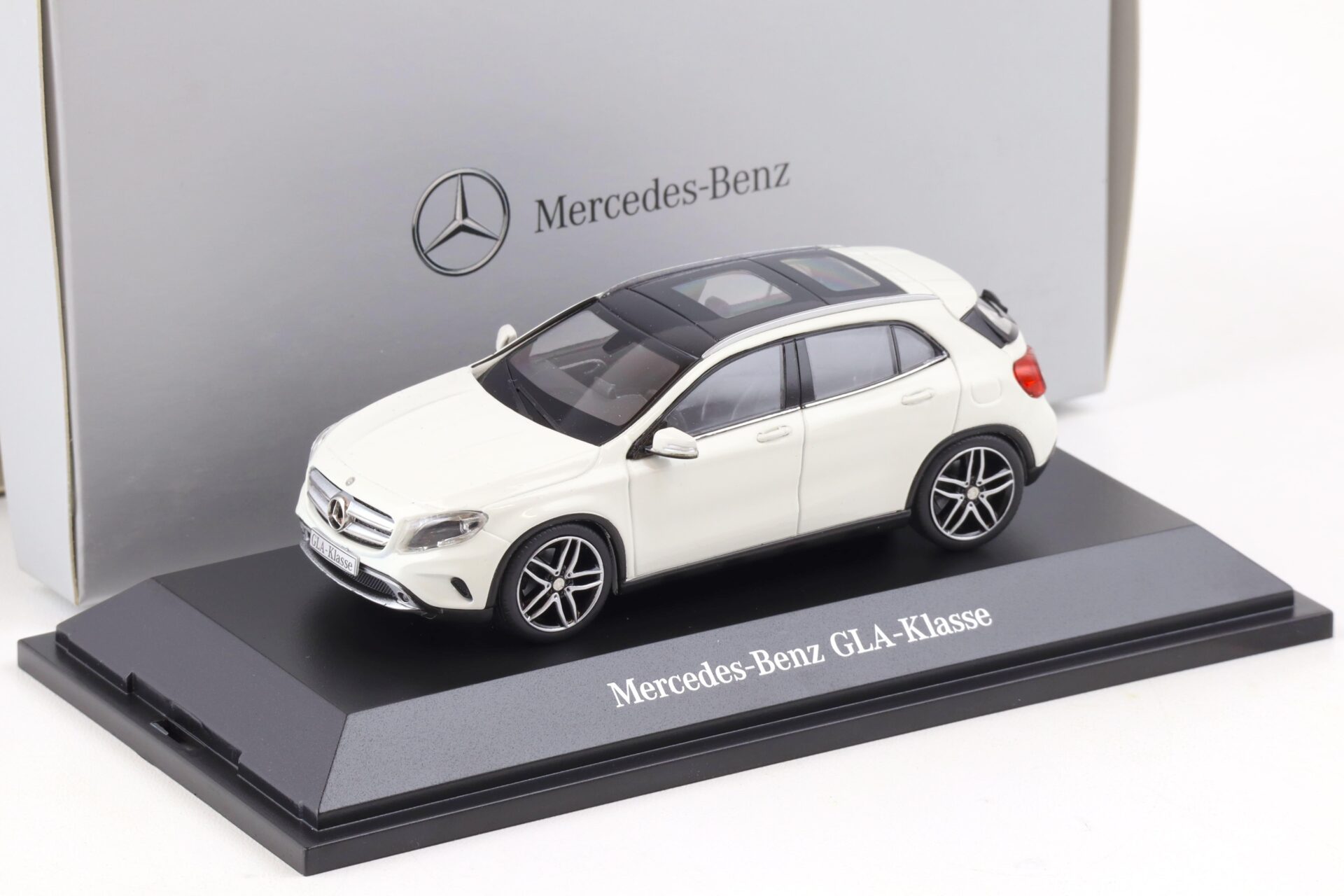 1:43 Schuco Mercedes GLA Klasse X156 cirrus white 2013 DEALER VERSION