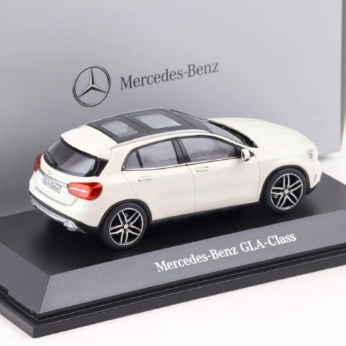 1:43 Schuco Mercedes GLA Klasse X156 cirrus white 2013 DEALER VERSION