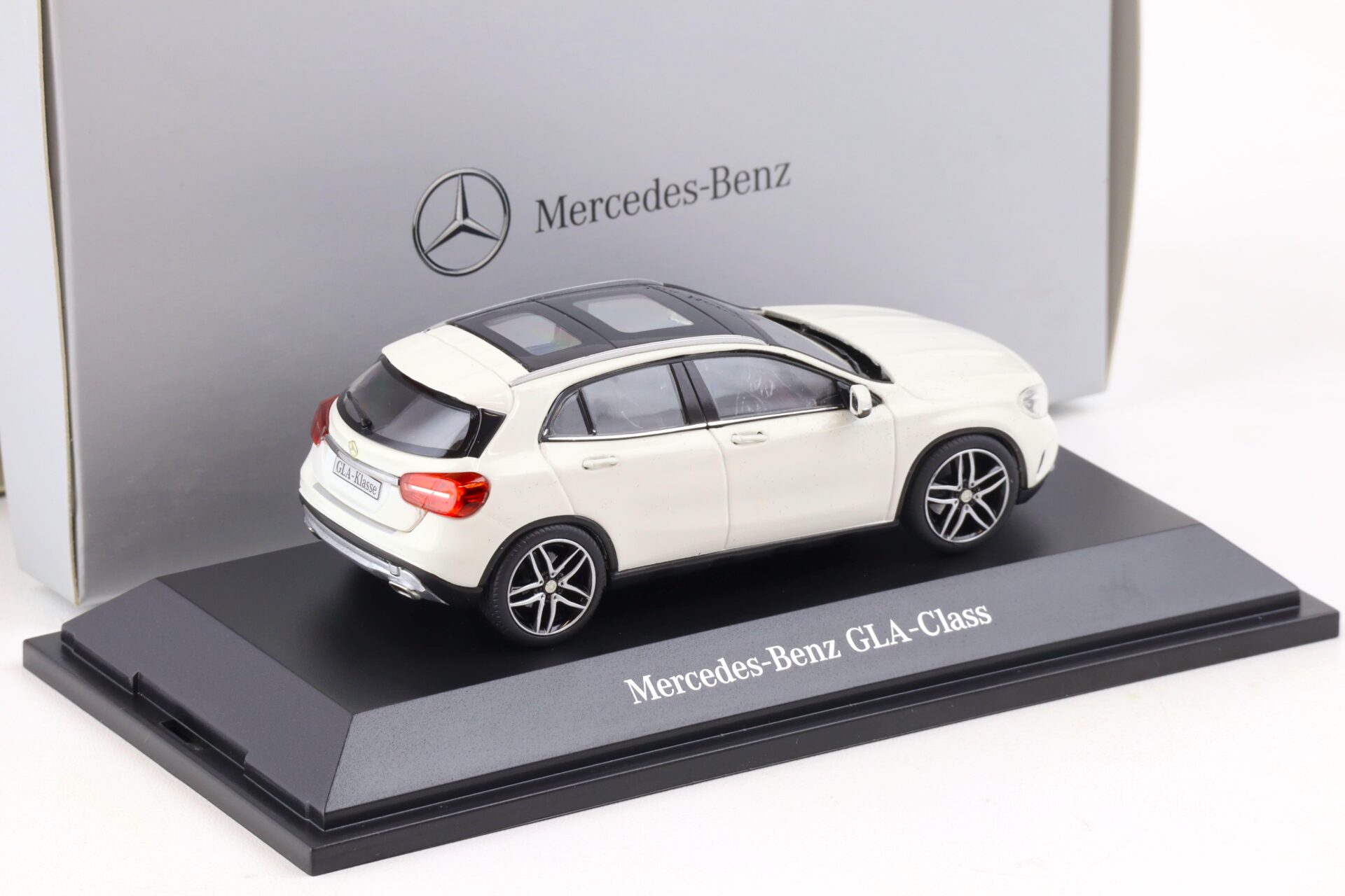 1:43 Schuco Mercedes GLA Klasse X156 cirrus white 2013 DEALER VERSION