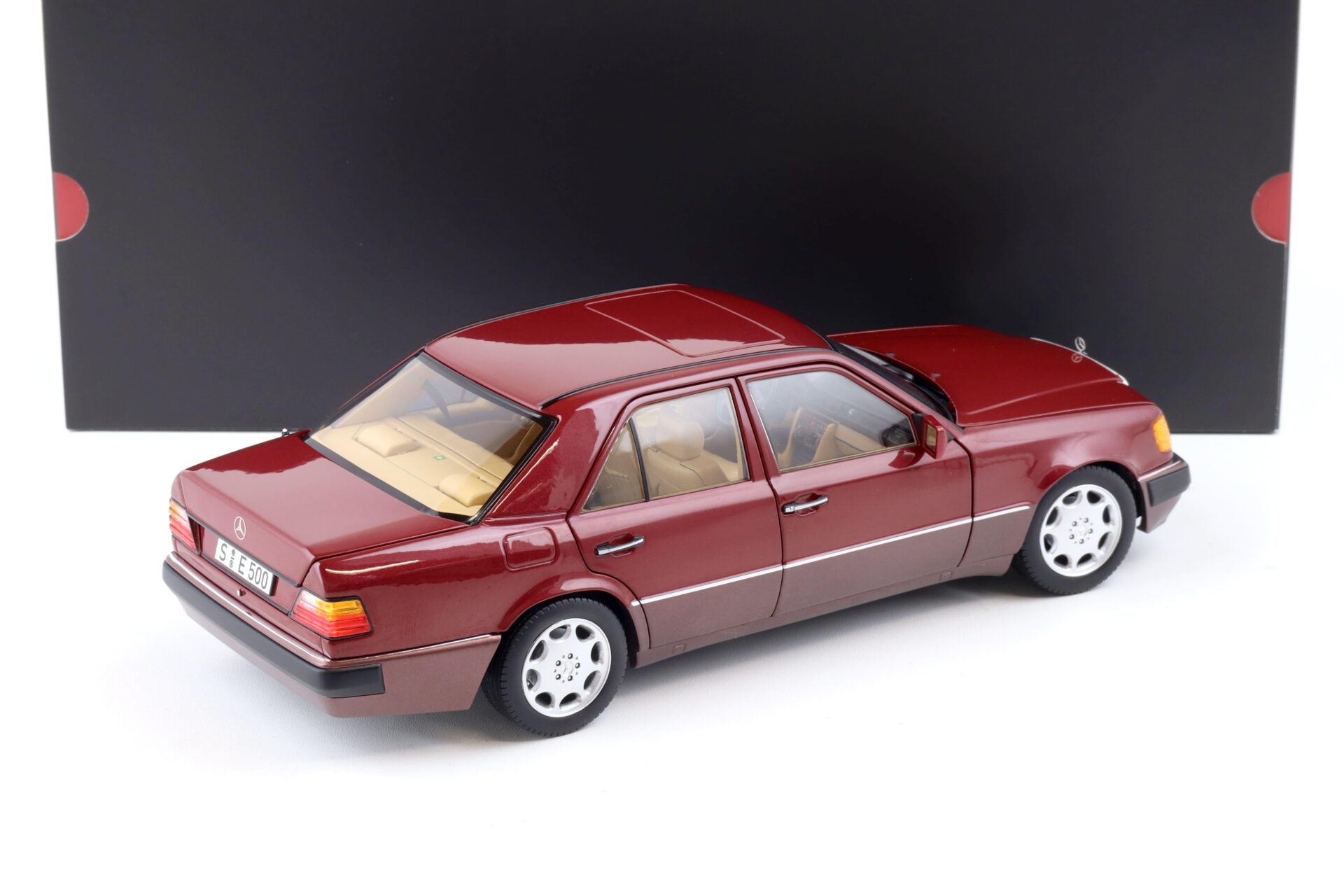 1:18 Norev Mercedes 500 E W124 Limousine 1992 almandine red DEALER VERSION