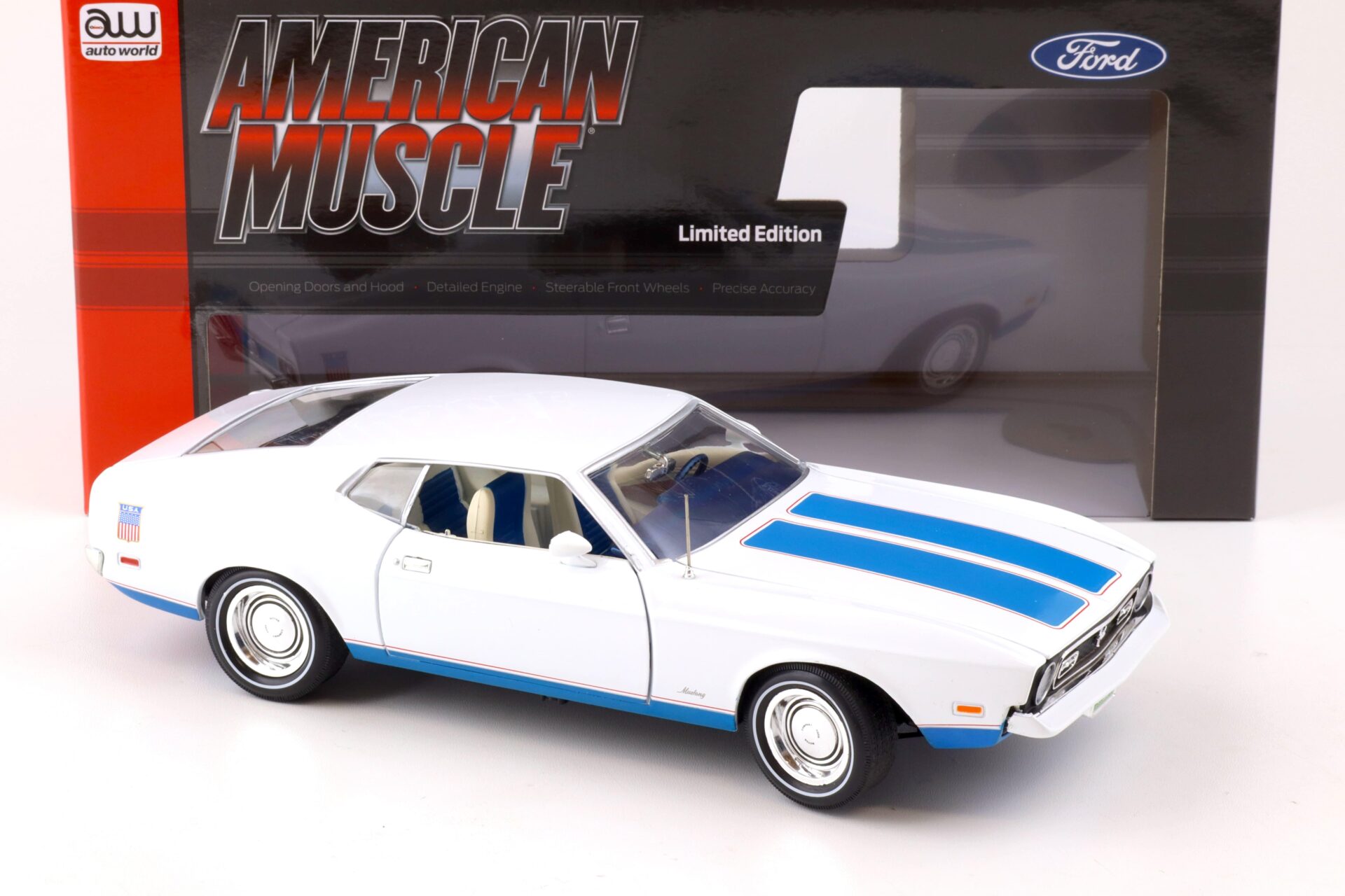 1:18 Auto World 1972 Ford Mustang Fastback Sprint Class of 1972 white/ blue