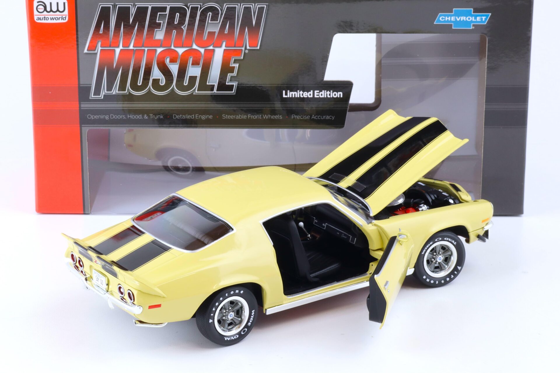 1:18 Auto World 1972 Chevrolet Camaro RS/ Z28 Coupe cream yellow/ black stripes