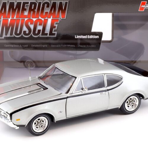 1:18 Auto World 1968 Oldsmobile Cutlass Hurst/ Olds 2-Door MCACN Peruvian silver