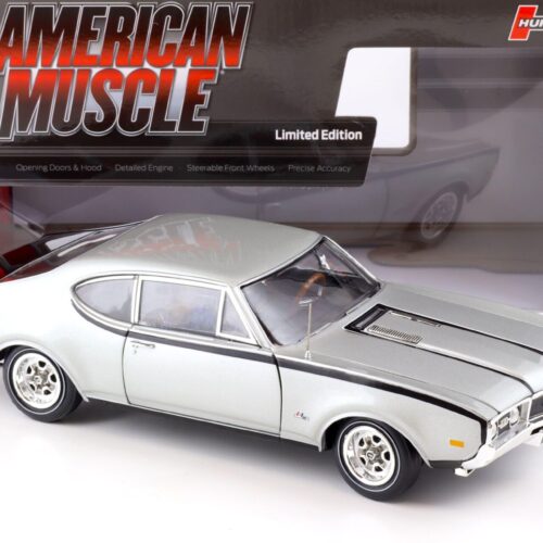 1:18 Auto World 1968 Oldsmobile Cutlass Hurst/ Olds 2-Door MCACN Peruvian silver