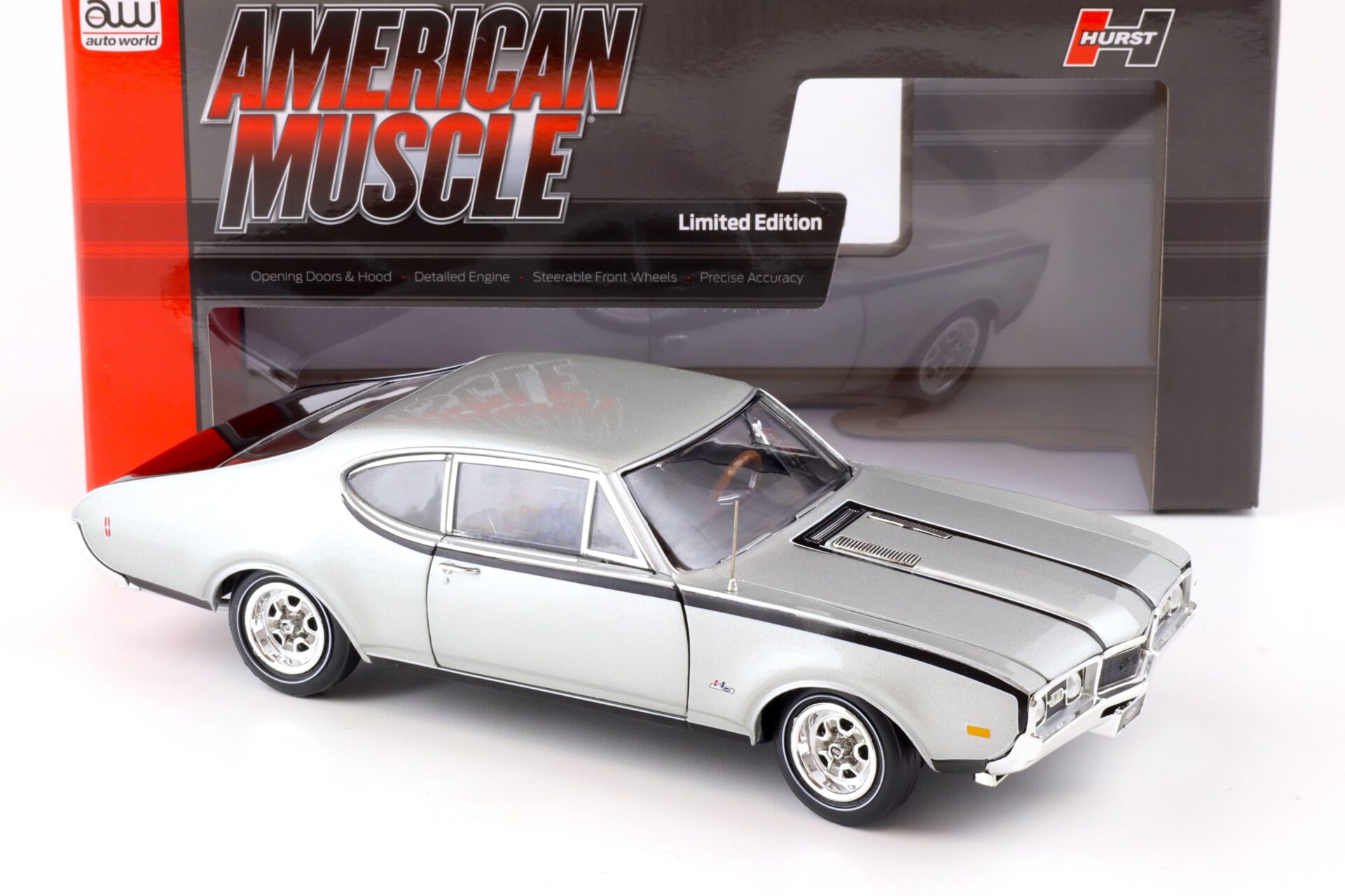 1:18 Auto World 1968 Oldsmobile Cutlass Hurst/ Olds 2-Door MCACN Peruvian silver