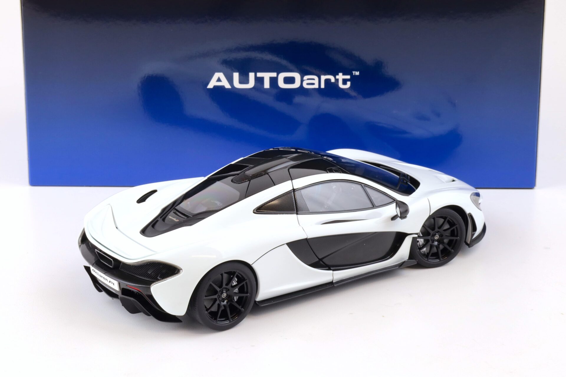 1:18 AUTOart McLAREN P1 2013 Alaskan Diamond white/ blue black interior 76066