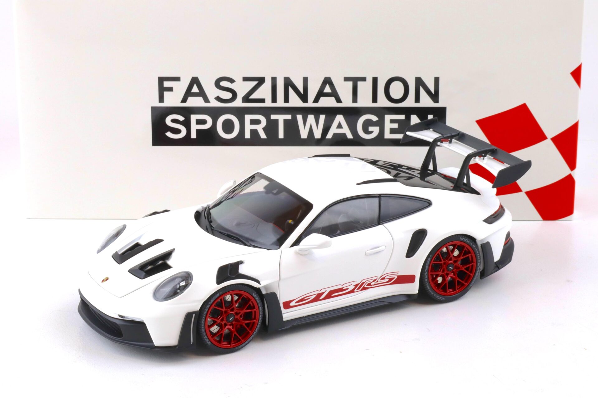 ID 87729 orig 1.jpg 1:18 Minichamps Porsche 911 (992) GT3 RS Coupe 2023 white/ red