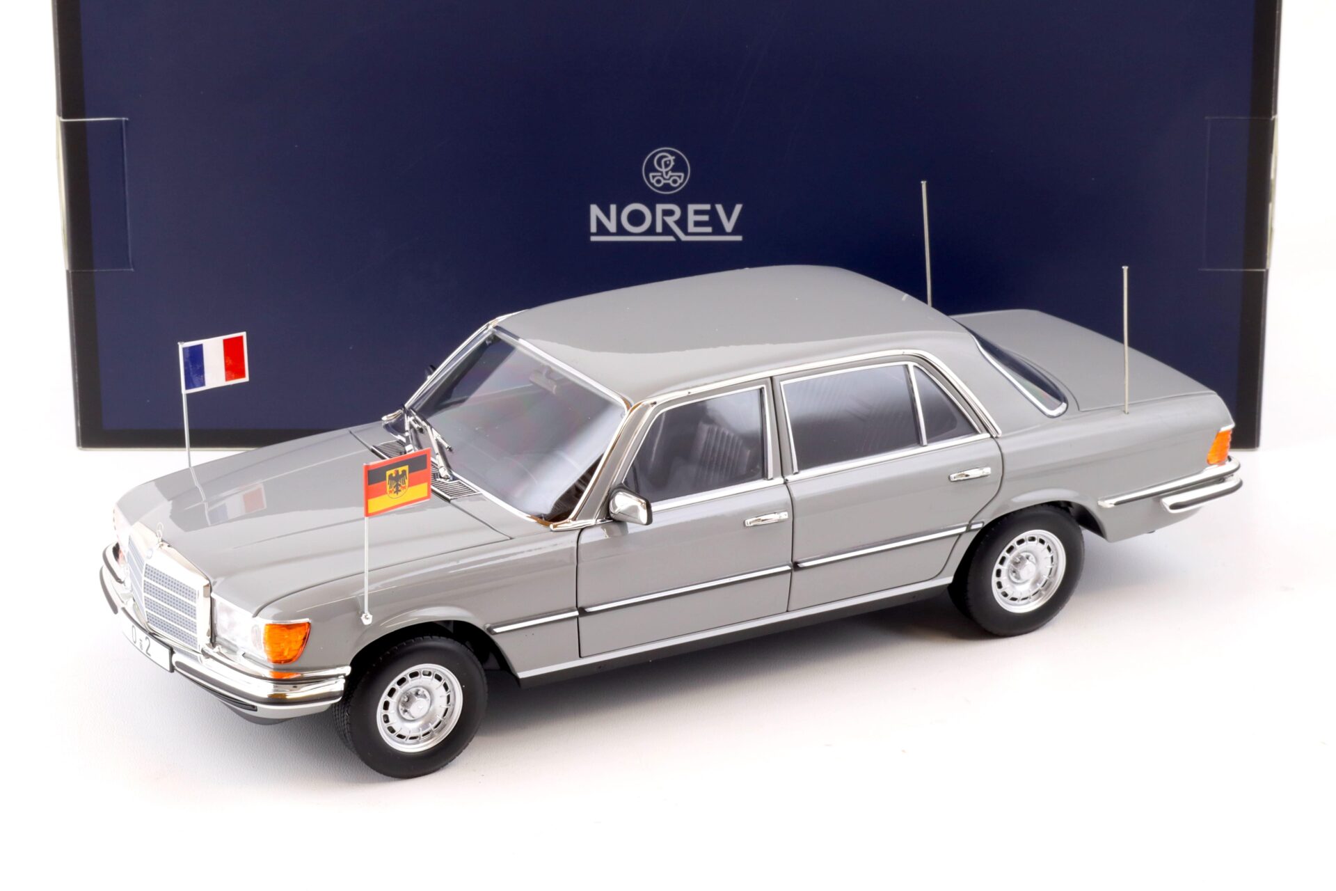 1:18 Norev Mercedes 350 SEL W116 Staatslimousine Helmut Schmidt - Limited 300 pcs.