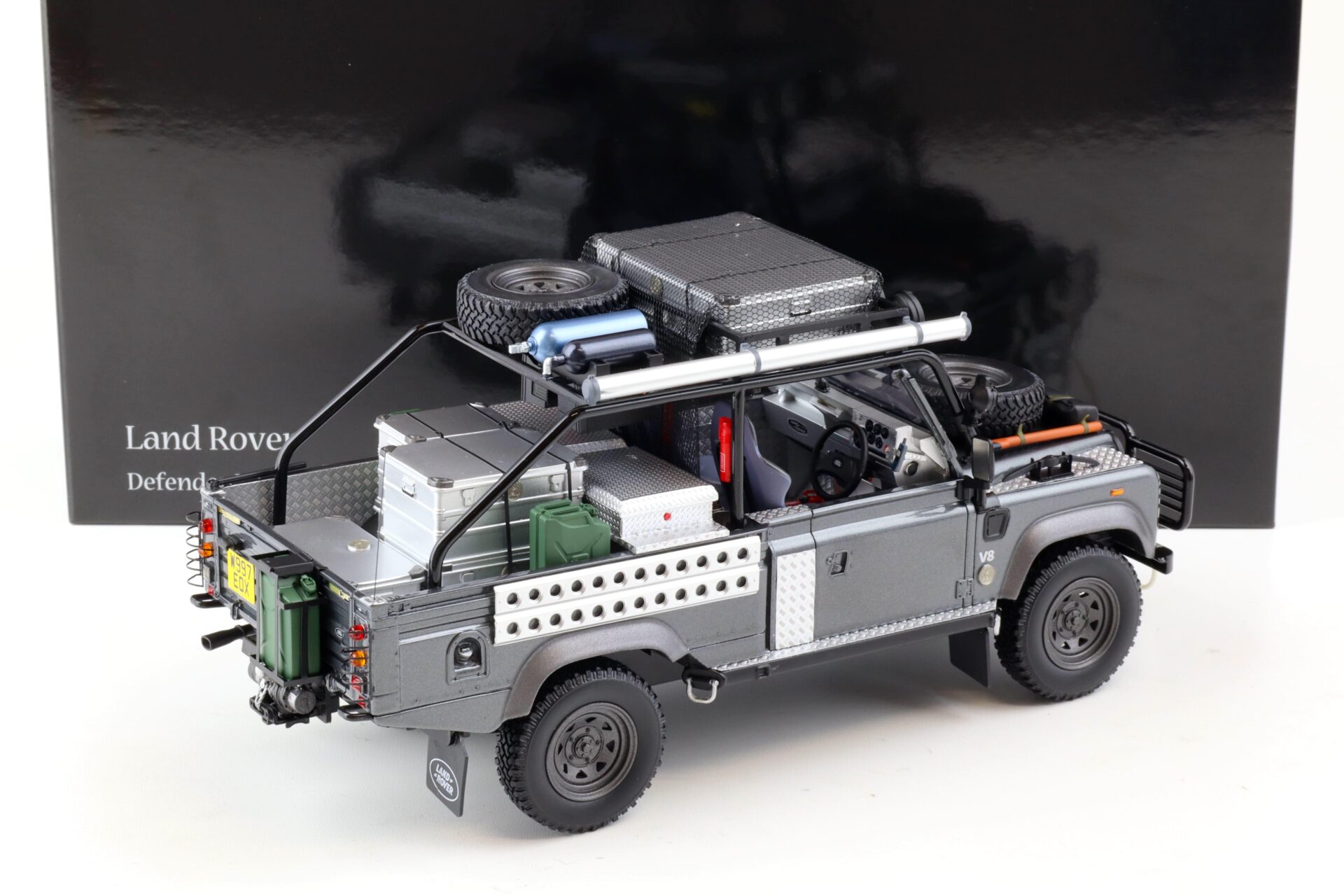 1:18 Kyosho Land Rover Defender Movie Edition Tomb Raider Lara Croft KSR08903TR