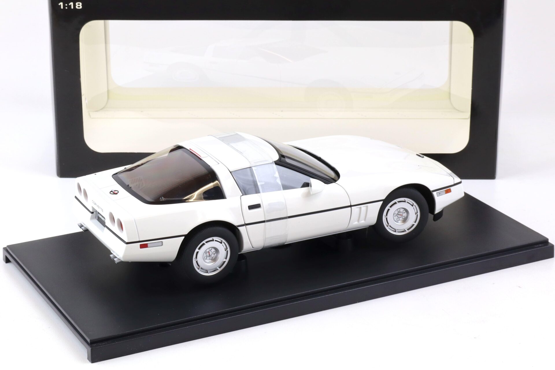 1:18 AUTOart 1986 Chevrolet Corvette C4 white 71243