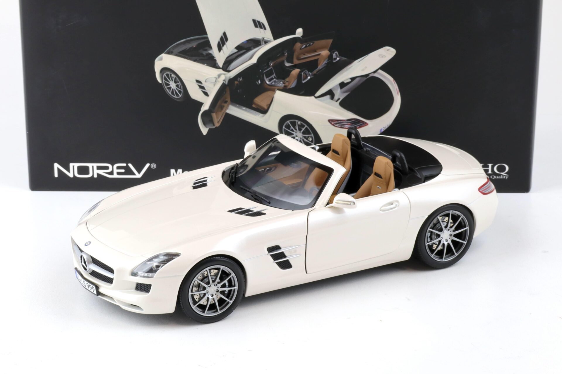 ID 88803 orig.jpg 1:18 Norev Mercedes SLS AMG Roadster 2011 R197 metallic white 183491