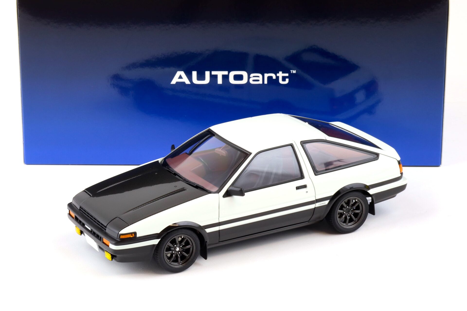 ID 89183 orig 1.jpg 1:18 AUTOart Toyota Sprinter Trueno AE86 INITIAL D PROJECT D Final Version white 78786
