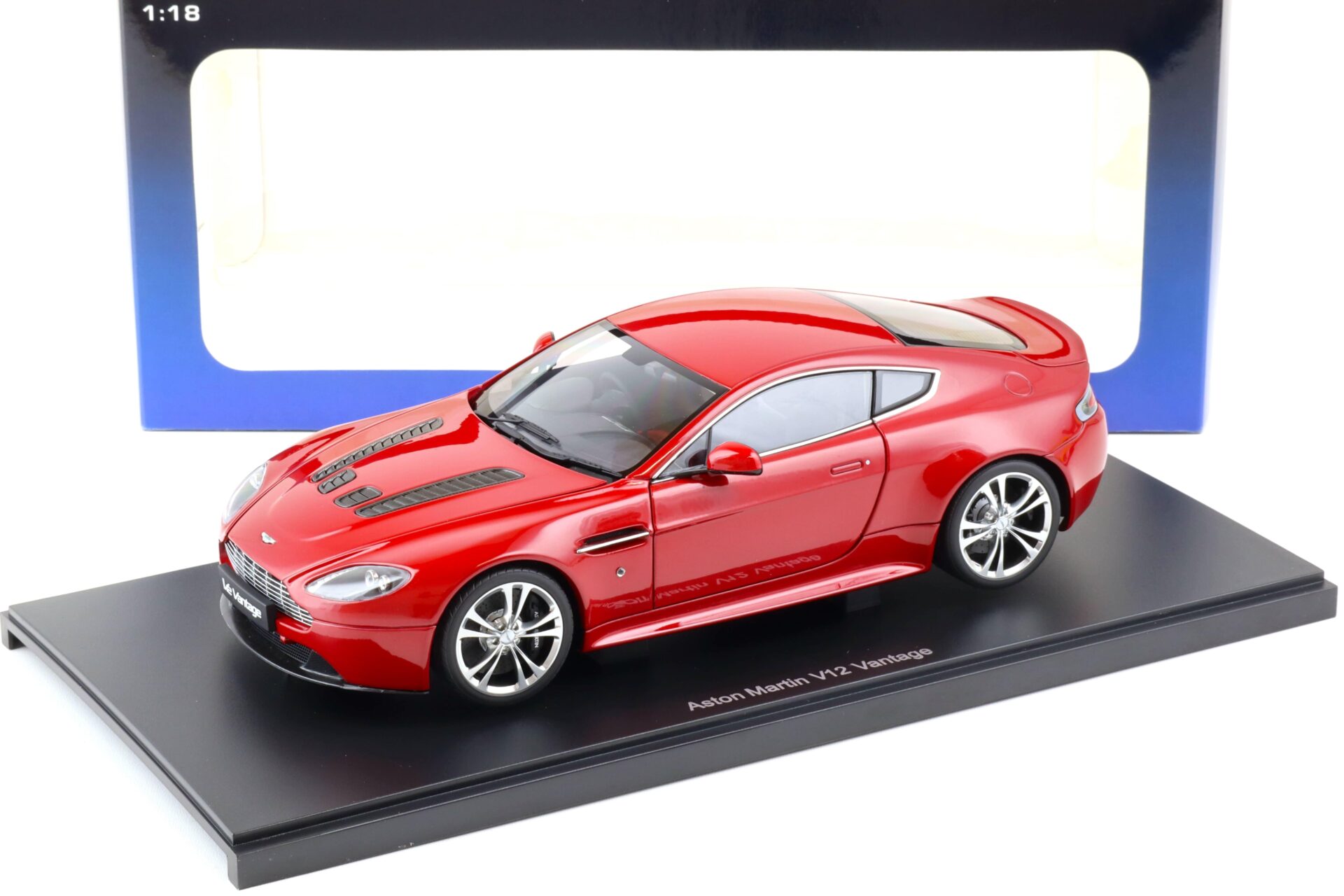 1:18 AUTOart Aston Martin V12 Vantage Coupe 2010 red metallic