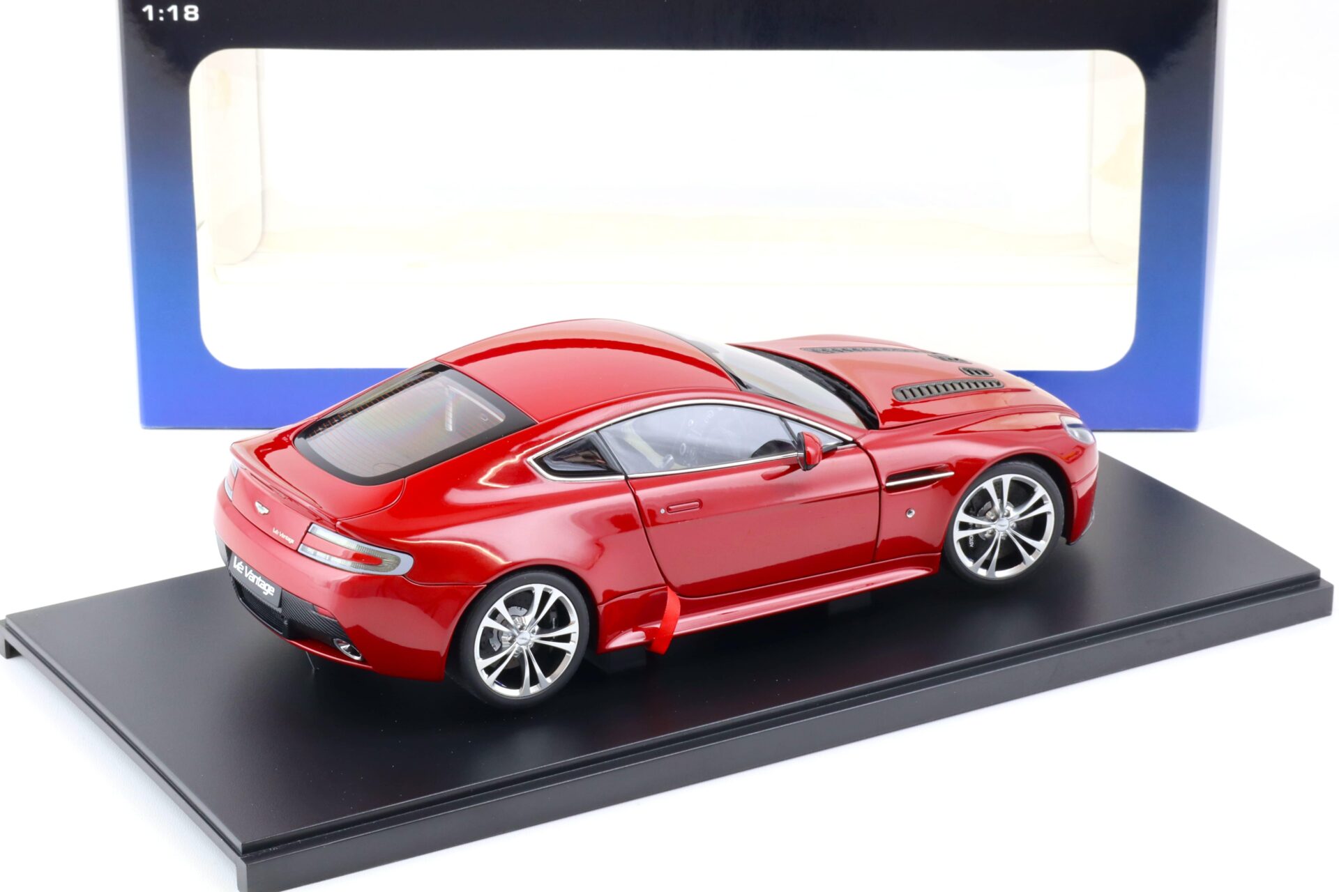 1:18 AUTOart Aston Martin V12 Vantage Coupe 2010 red metallic
