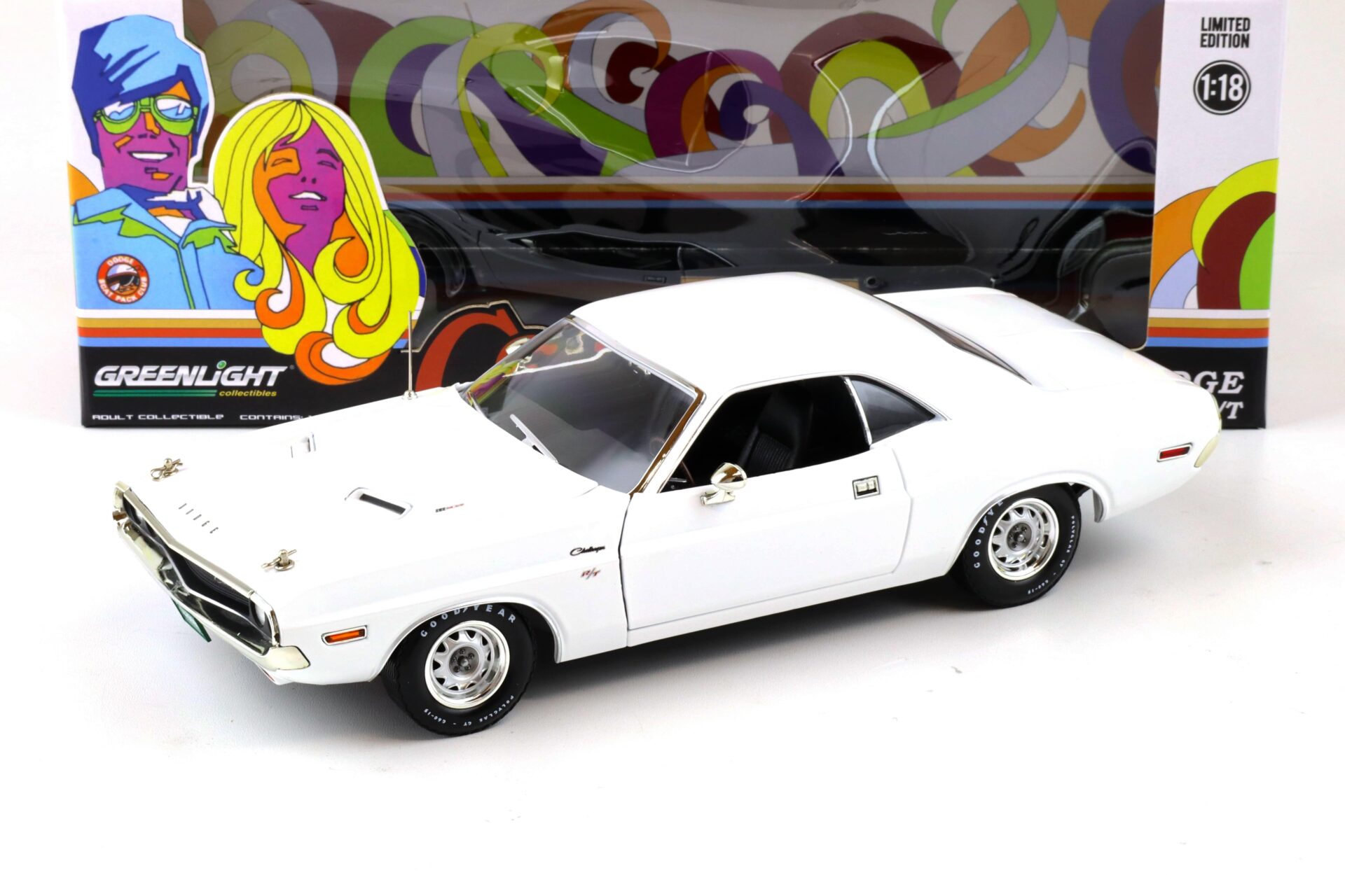 ID 89297 orig 1.jpg 1:18 Greenlight 1970 Dodge Challenger R/T Coupe white Run with the Dodge Scat Pack