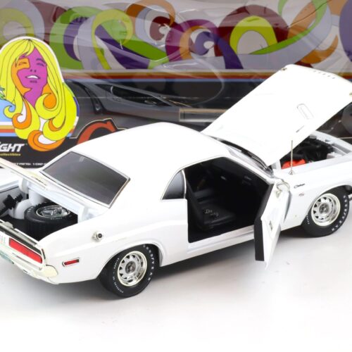 1:18 Greenlight 1970 Dodge Challenger R/T Coupe white Run with the Dodge Scat Pack