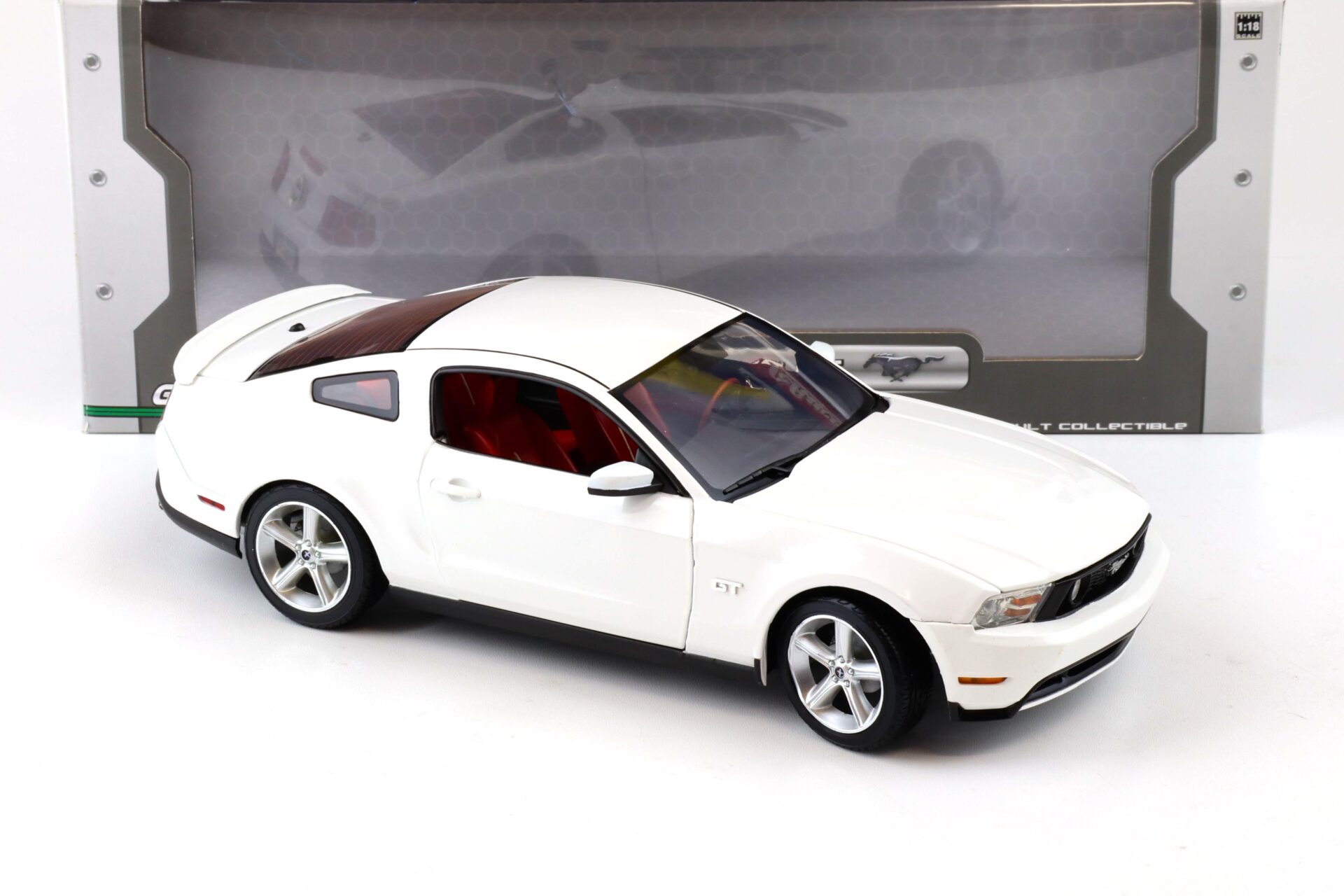 1:18 Greenlight 2010 Ford Mustang GT Coupe white/ red interior 12814