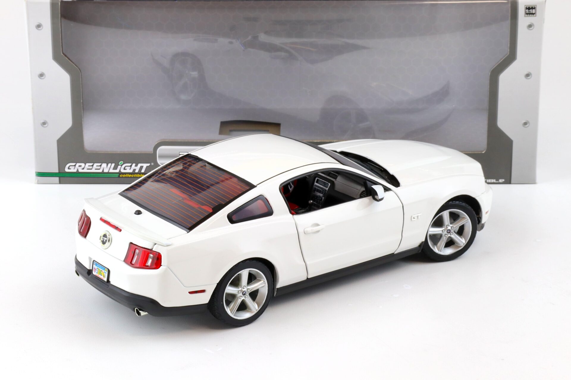 1:18 Greenlight 2010 Ford Mustang GT Coupe white/ red interior 12814