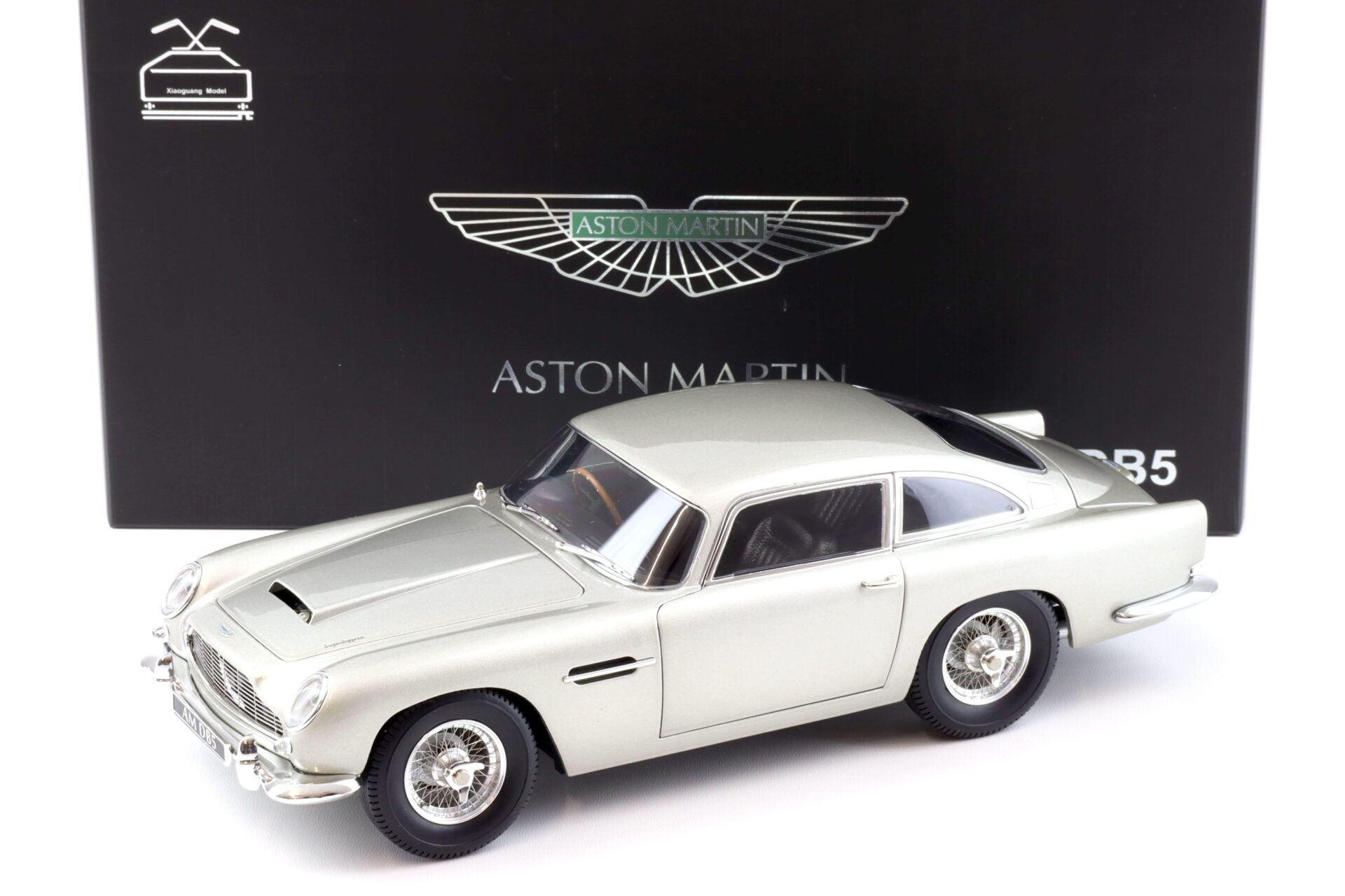 1:18 XiaoGuang Model 1965 Aston Martin DB5 Coupe silver - leather seats