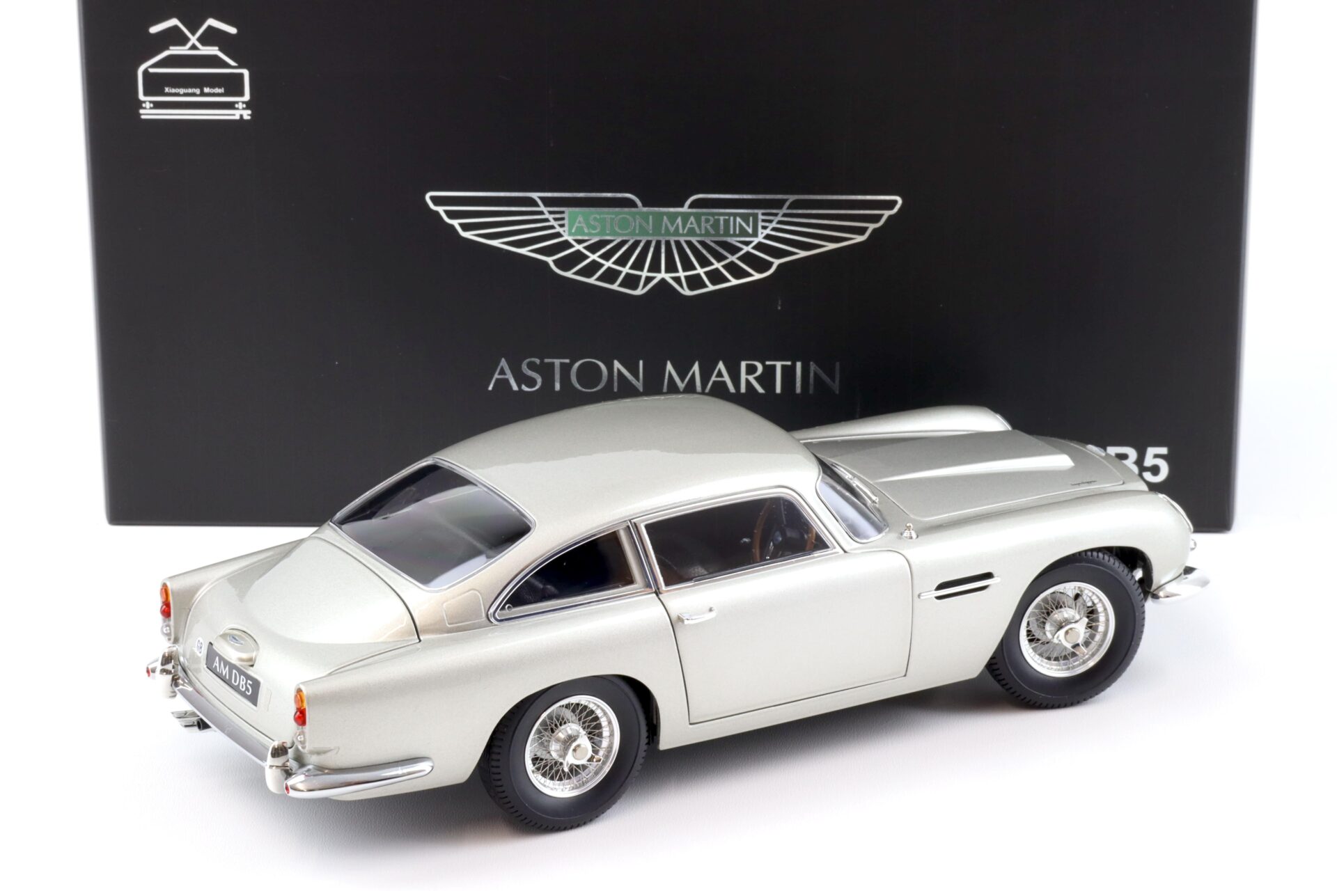 1:18 XiaoGuang Model 1965 Aston Martin DB5 Coupe silver - leather seats