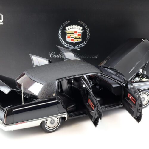 1:18 XiaoGuang Model 1993 Cadillac Fleetwood Brougham Limousine black- leather seats