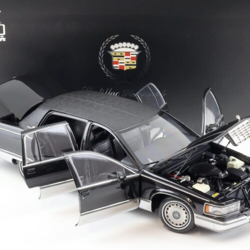 1:18 XiaoGuang Model 1993 Cadillac Fleetwood Brougham Limousine black- leather seats