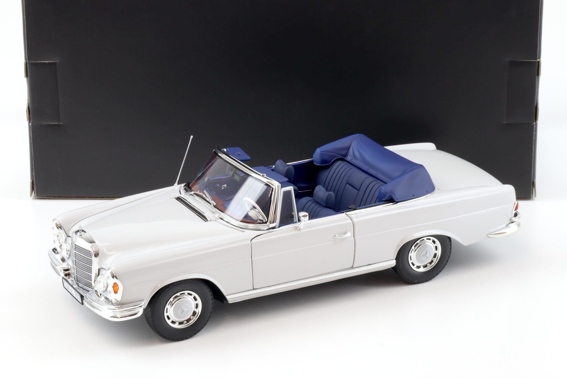 ID 90421 orig.jpg 1:18 Norev Mercedes 280 SE Cabriolet 1968 light grey