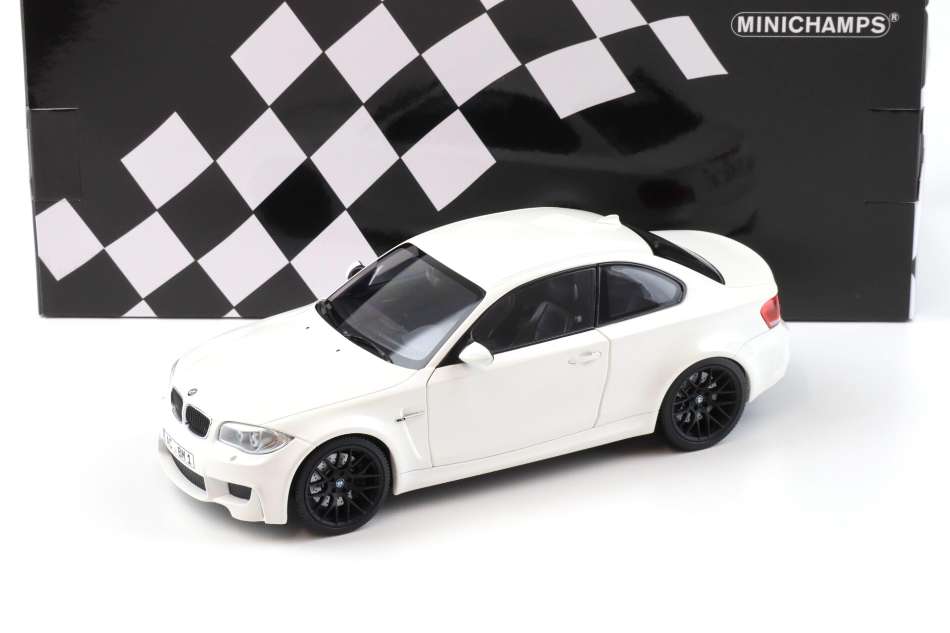 ID 91399 orig 1.jpg 1:18 Minichamps BMW 1er M Coupe E82 white 2011