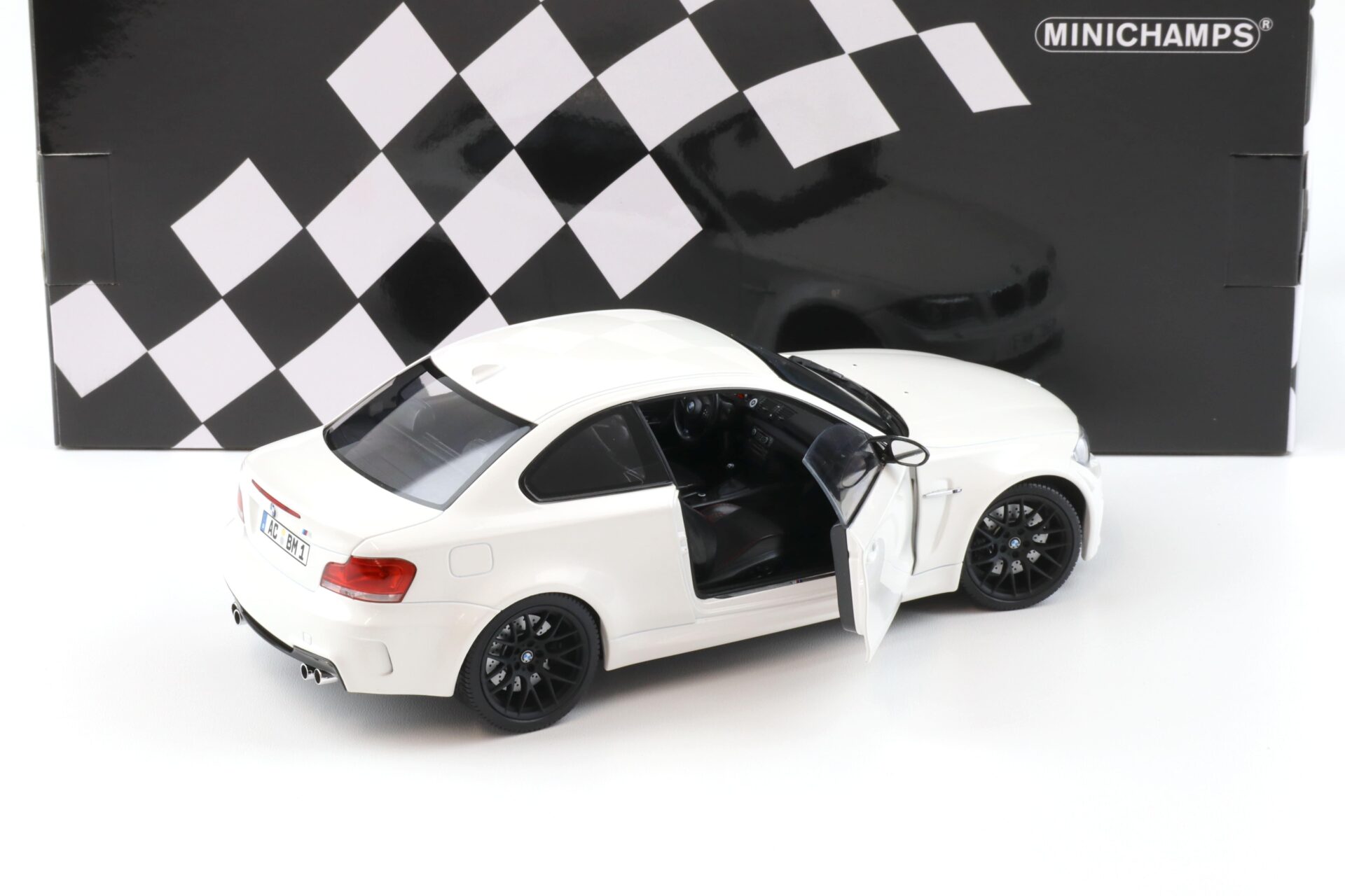 1:18 Minichamps BMW 1er M Coupe E82 white 2011