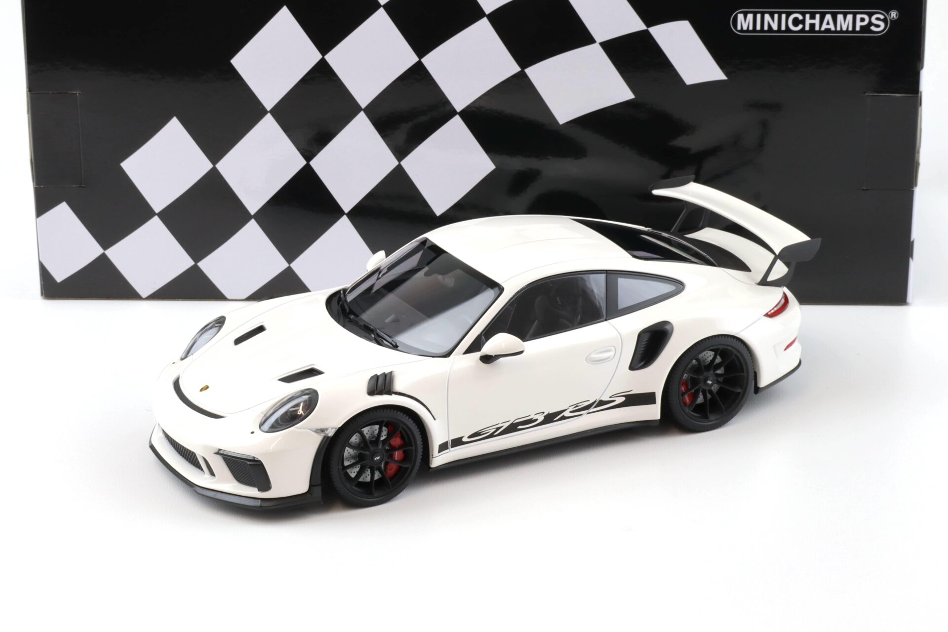 1:18 Minichamps Porsche 911 991.2 GT3 RS white/ black wheels 2019