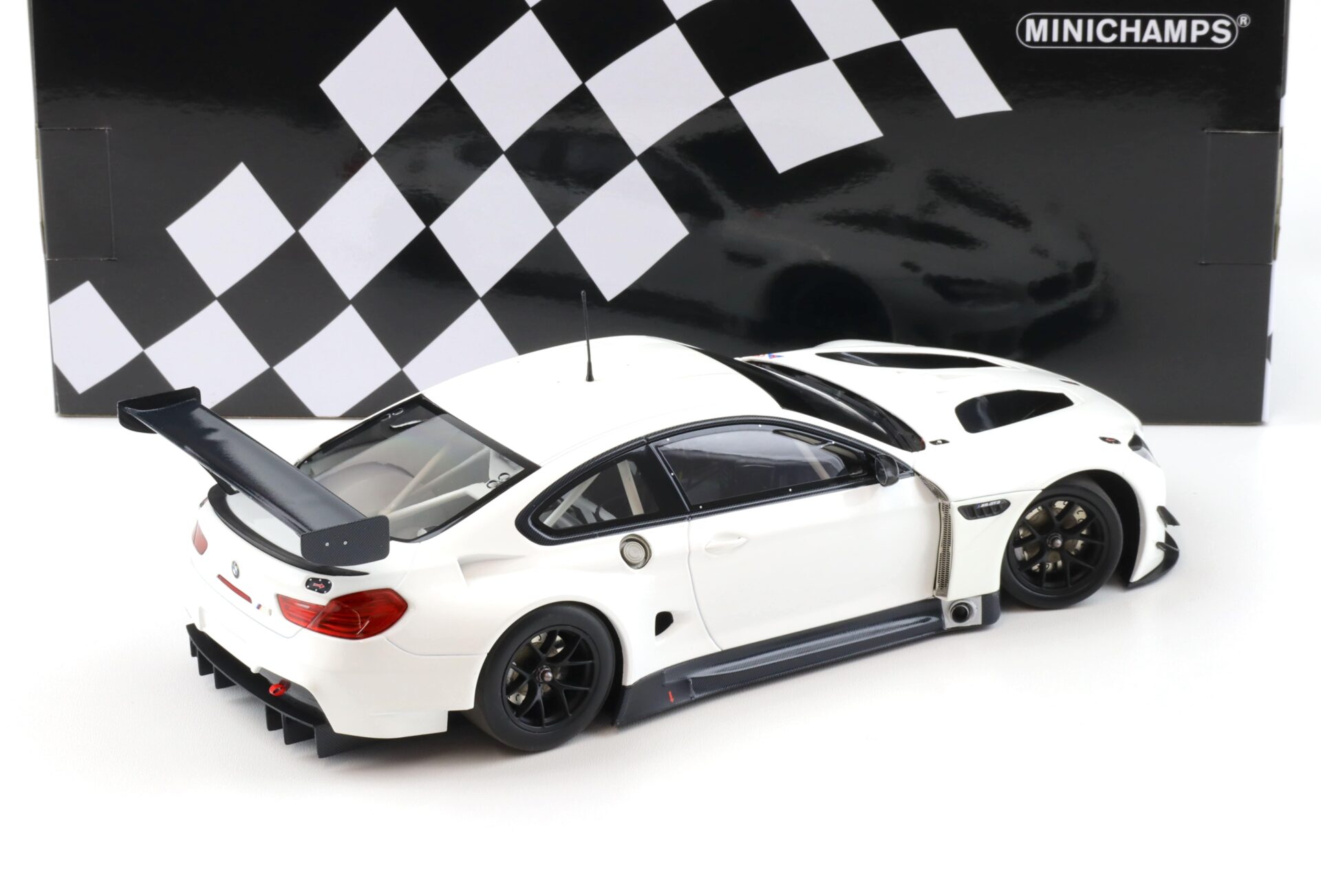 1:18 Minichamps BMW M6 GT3 Plain Body Version white 2016