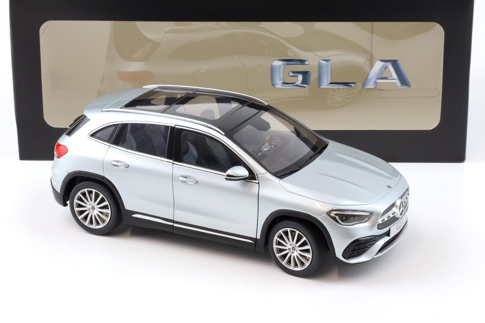 1:18 Z-Models Mercedes GLA AMG Line H247 iridium silver 2020 DEALER VERSION