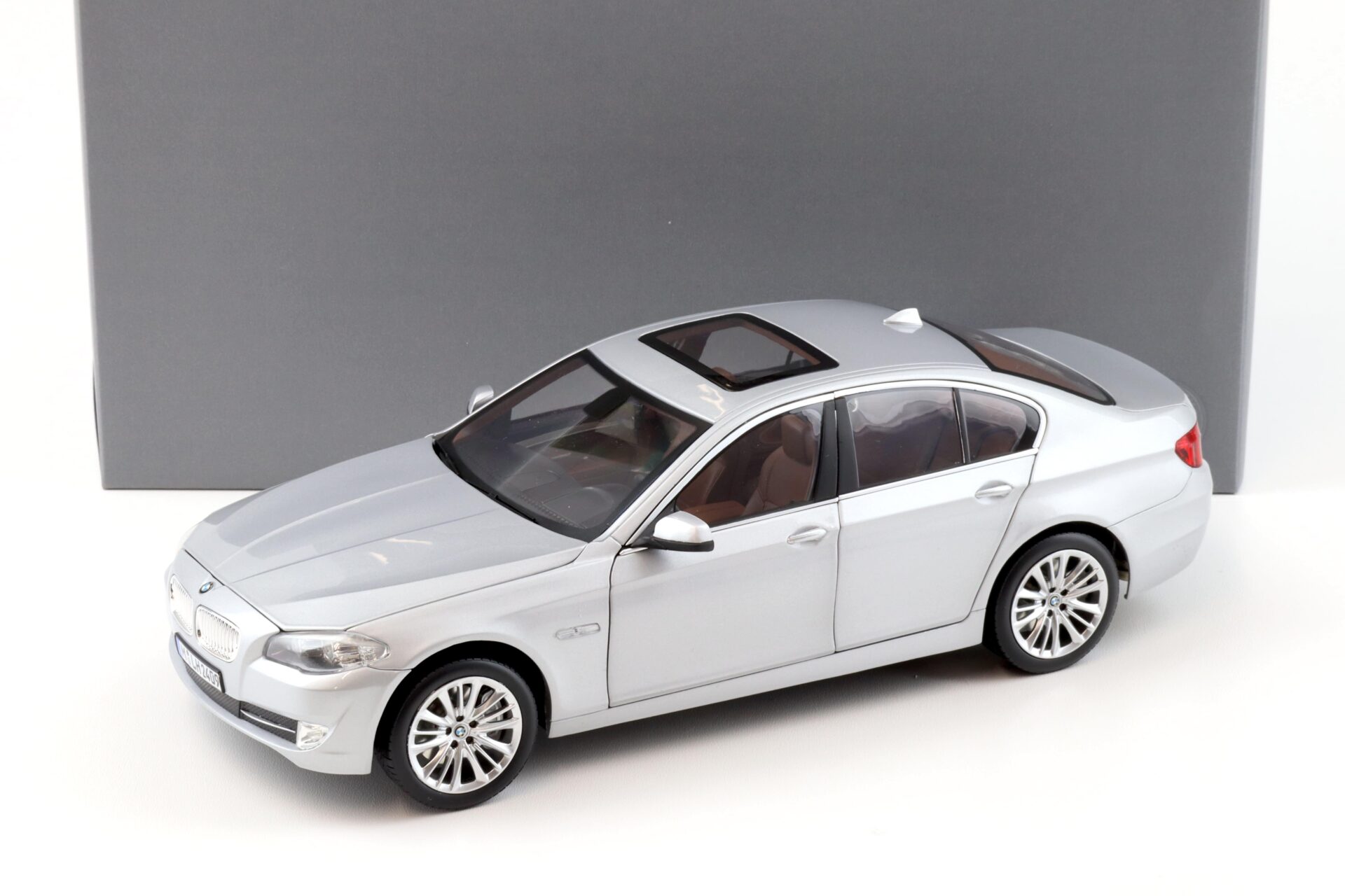 ID 91917 orig.jpg 1:18 Norev BMW 550i 5 Series F10 Limousine Titan silver metallic DEALER VERSION