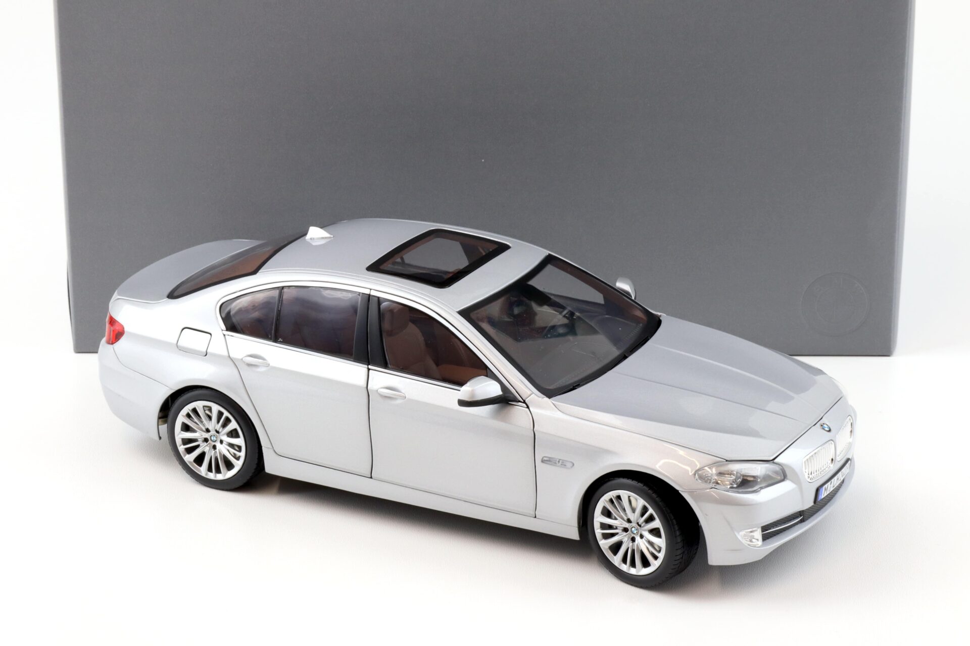 1:18 Norev BMW 550i 5 Series F10 Limousine Titan silver metallic DEALER VERSION