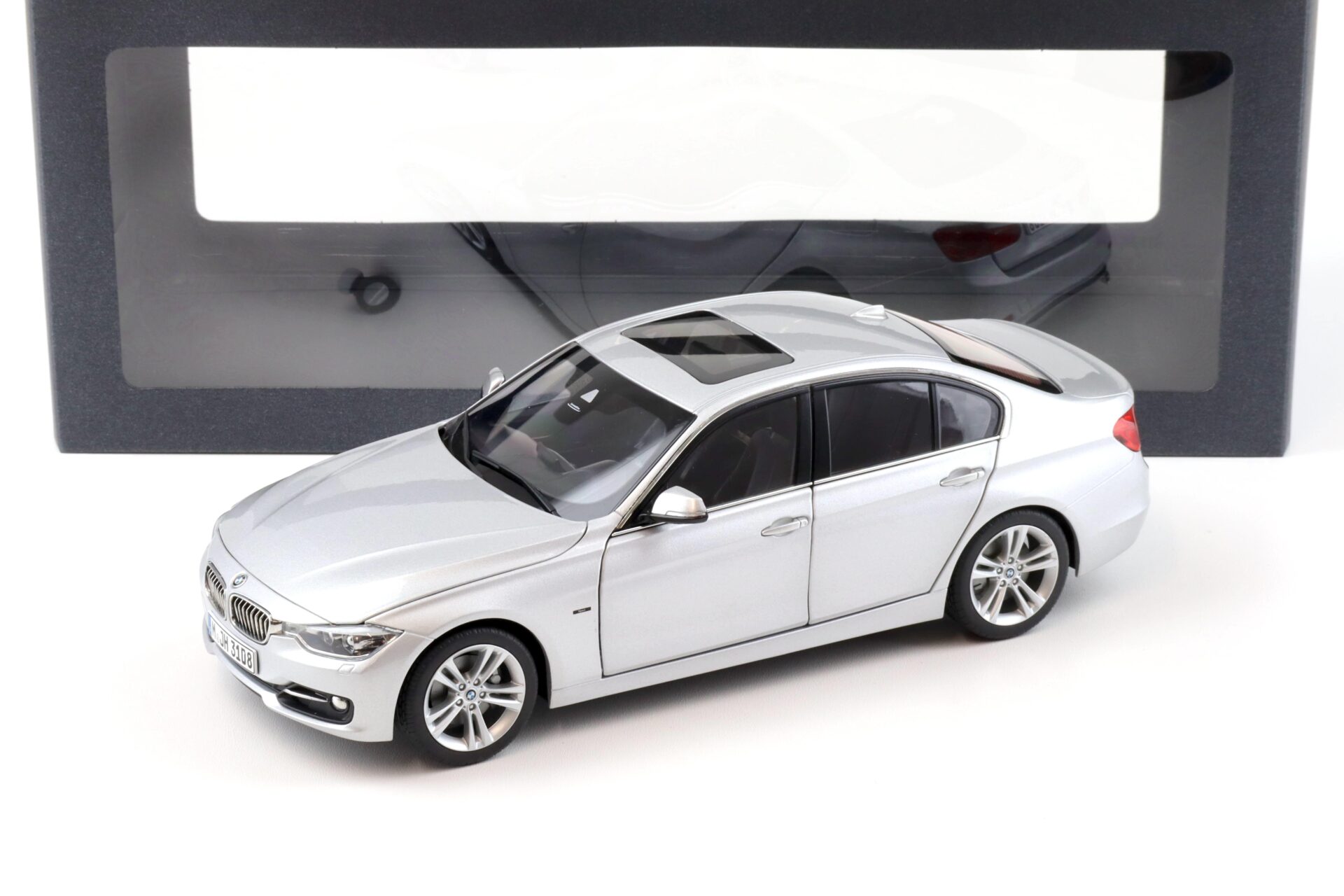 ID 92016 orig 1.jpg 1:18 Paragon BMW 3 Series 335i F30 Limousine Glacier silver DEALER VERSION