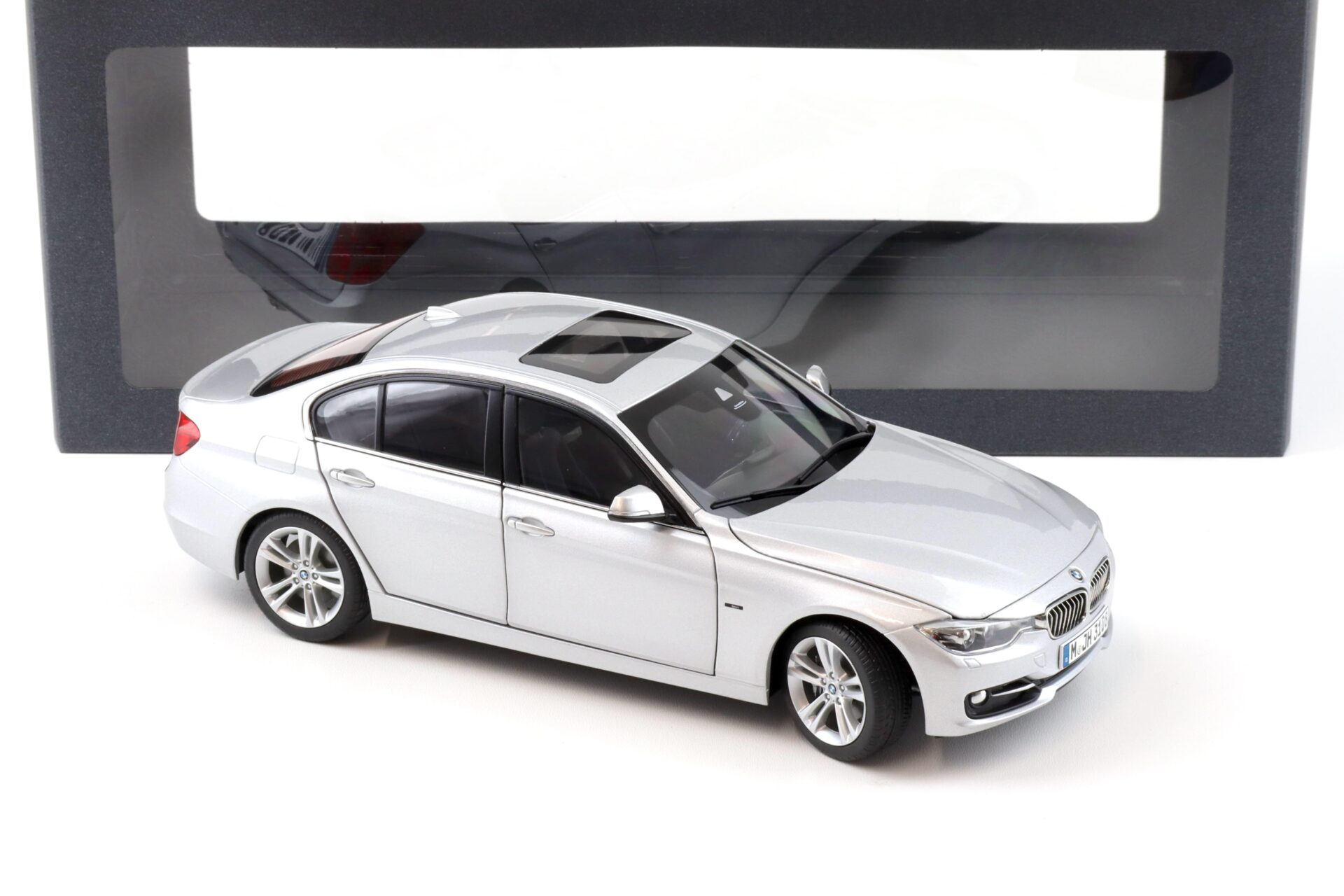 1:18 Paragon BMW 3 Series 335i F30 Limousine Glacier silver DEALER VERSION