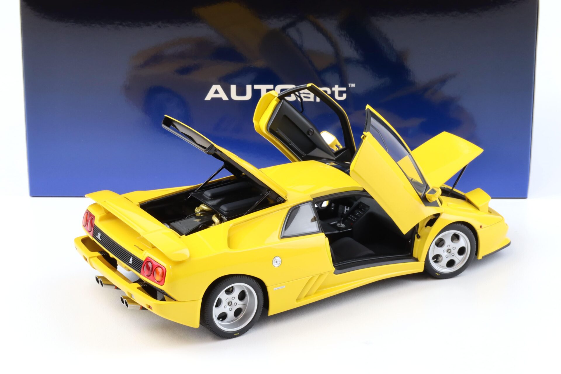 1:18 AUTOart Lamborghini Diablo SE30 JOTA 1995 Superfly yellow 79144