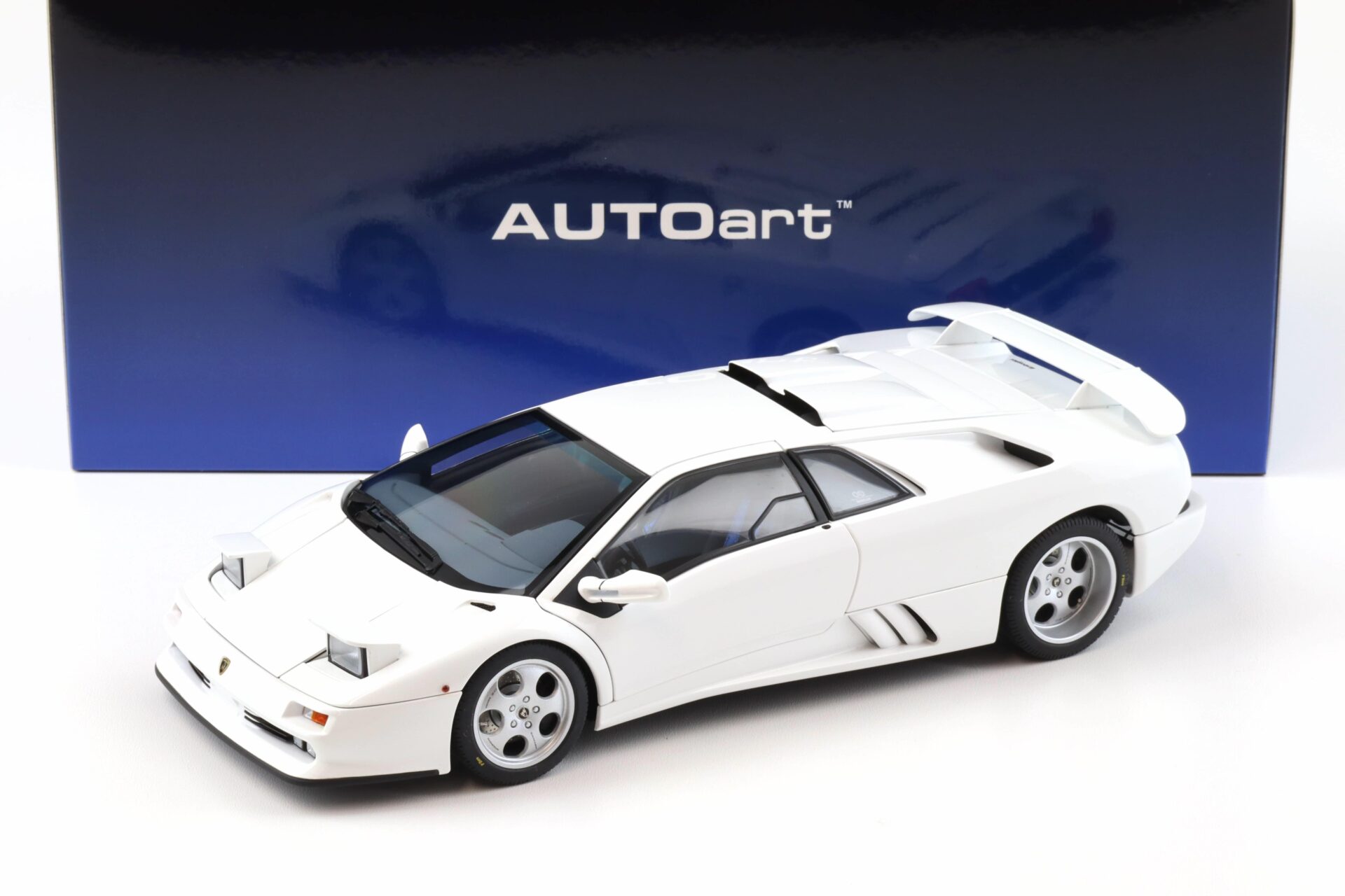 1:18 AUTOart Lamborghini Diablo SE30 JOTA 1995 Impact white 79145