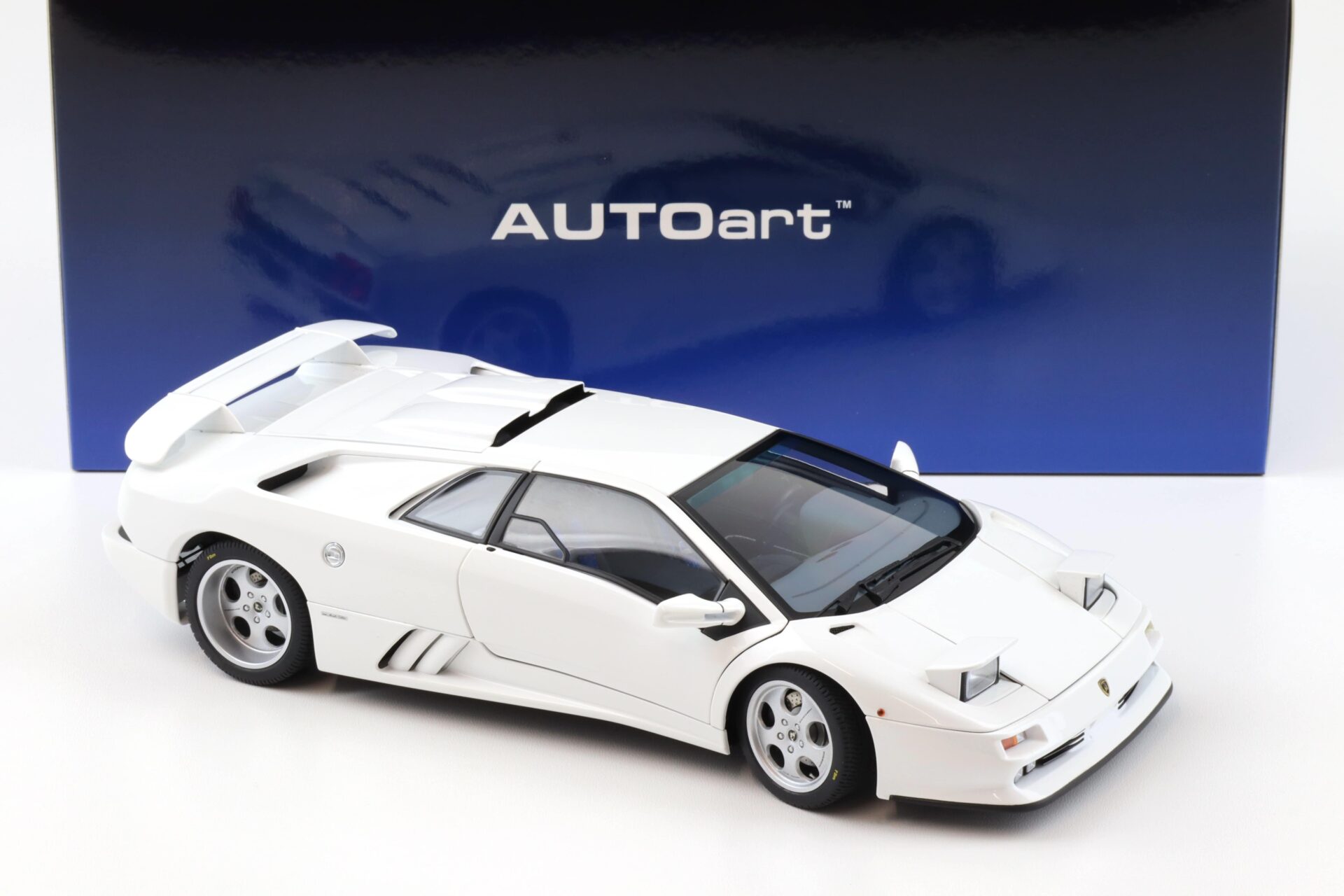 1:18 AUTOart Lamborghini Diablo SE30 JOTA 1995 Impact white 79145