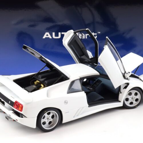 1:18 AUTOart Lamborghini Diablo SE30 JOTA 1995 Impact white 79145