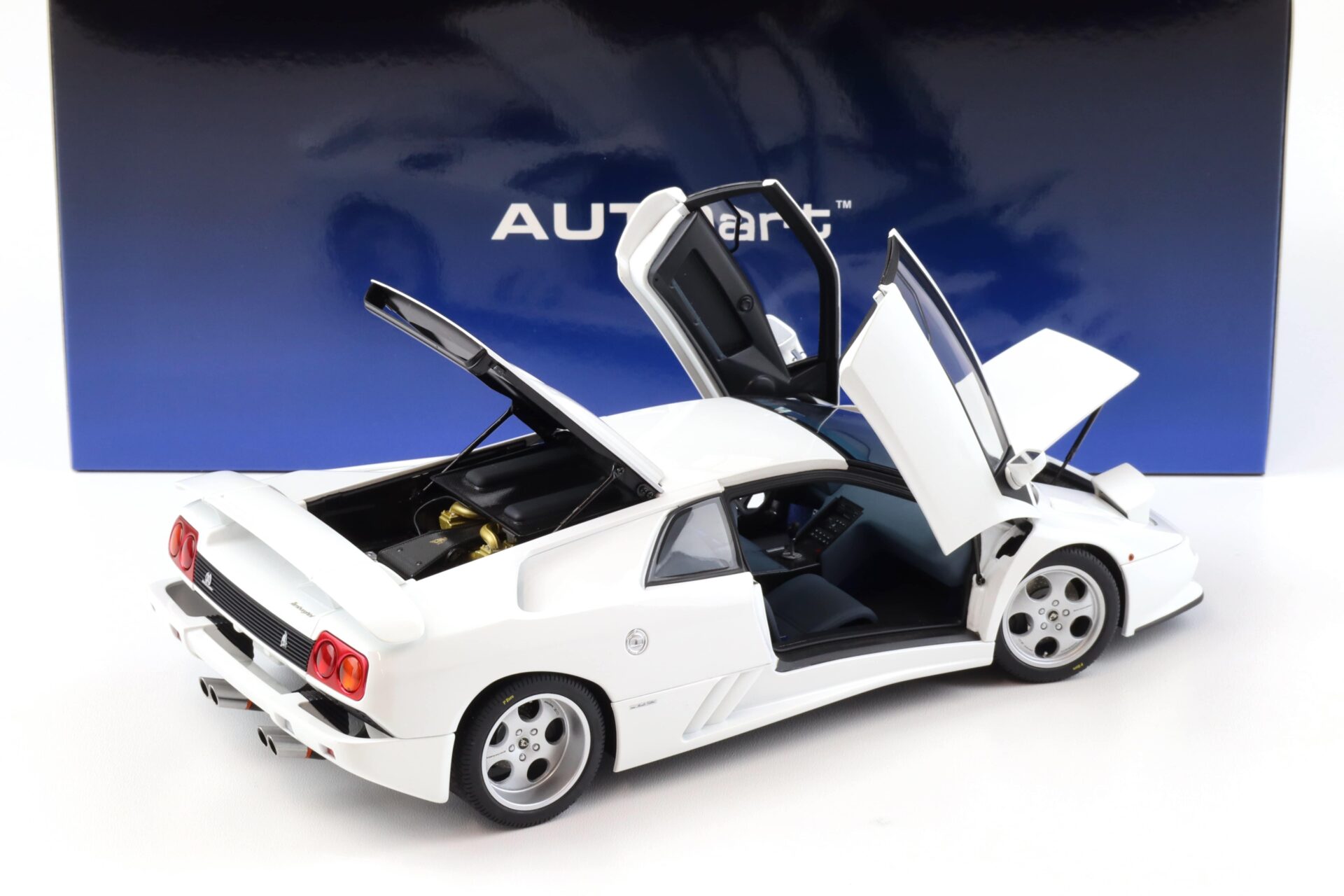 1:18 AUTOart Lamborghini Diablo SE30 JOTA 1995 Impact white 79145