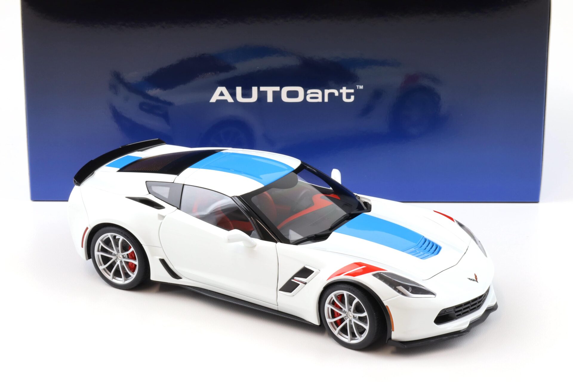 1:18 AUTOart Chevrolet Corvette C7 Grand Sport Arctic white/ blue stripes 71271