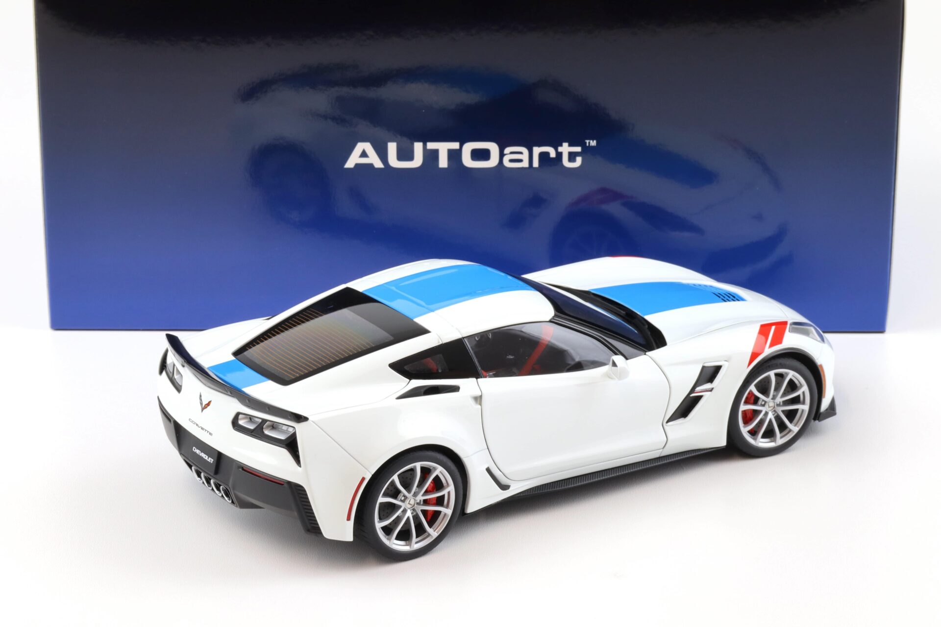 1:18 AUTOart Chevrolet Corvette C7 Grand Sport Arctic white/ blue stripes 71271